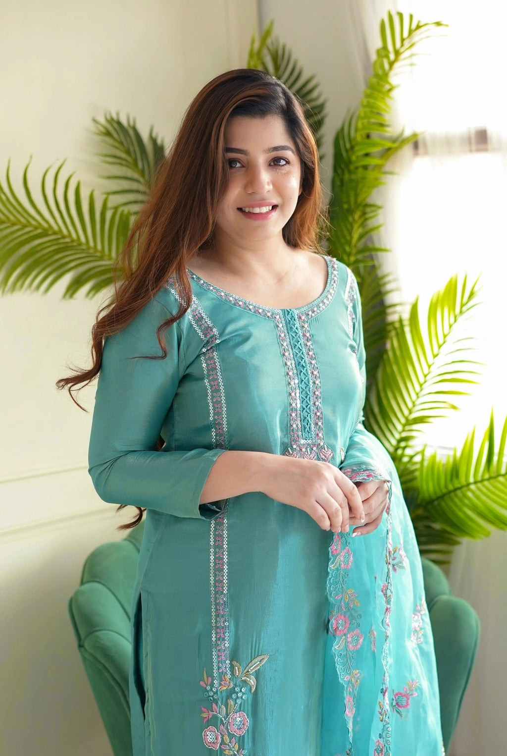 कढ़ाई धागे और सेक्विन वर्क के साथ डिज़ाइनर पार्टी वियर सूट सेट