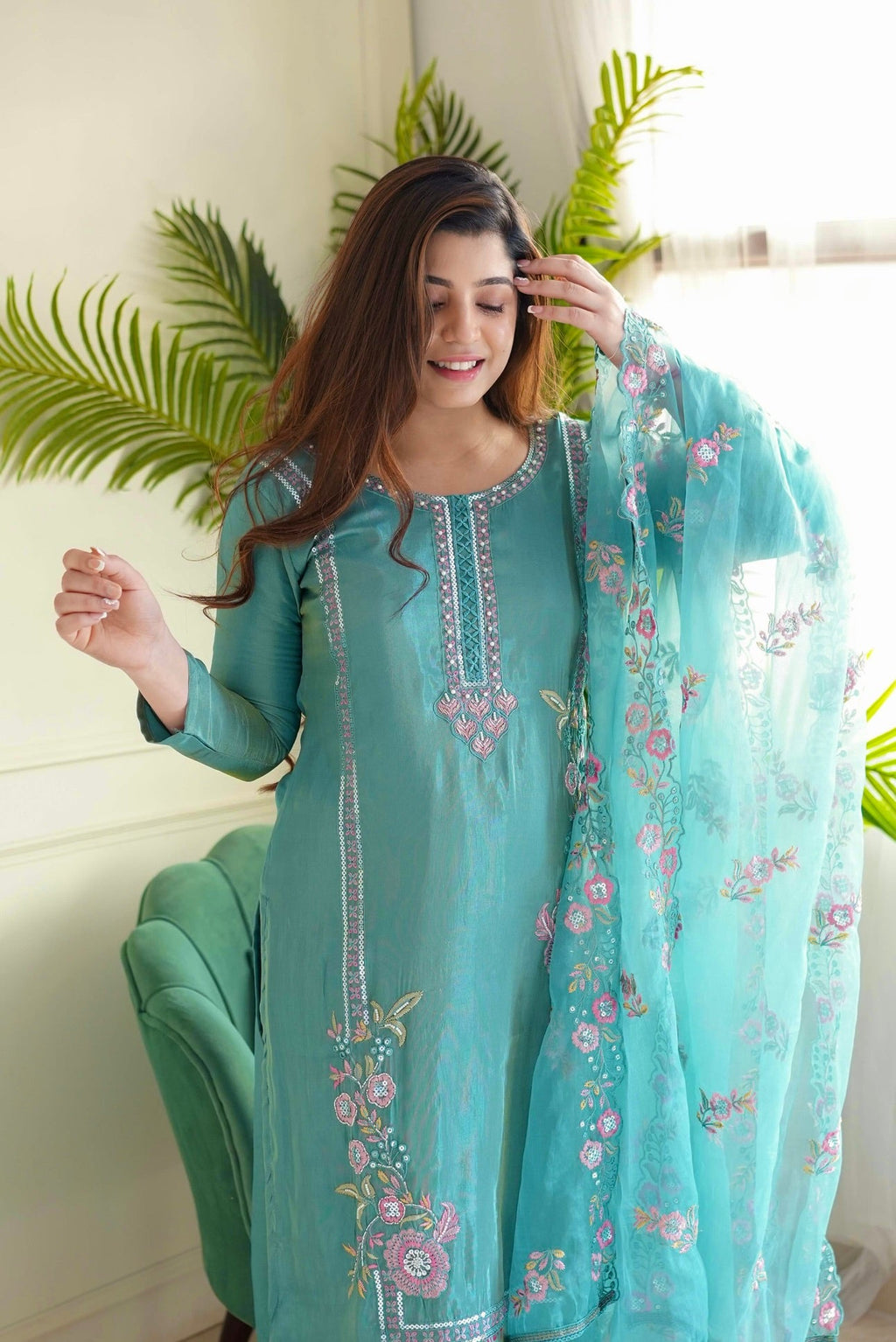 कढ़ाई धागे और सेक्विन वर्क के साथ डिज़ाइनर पार्टी वियर सूट सेट