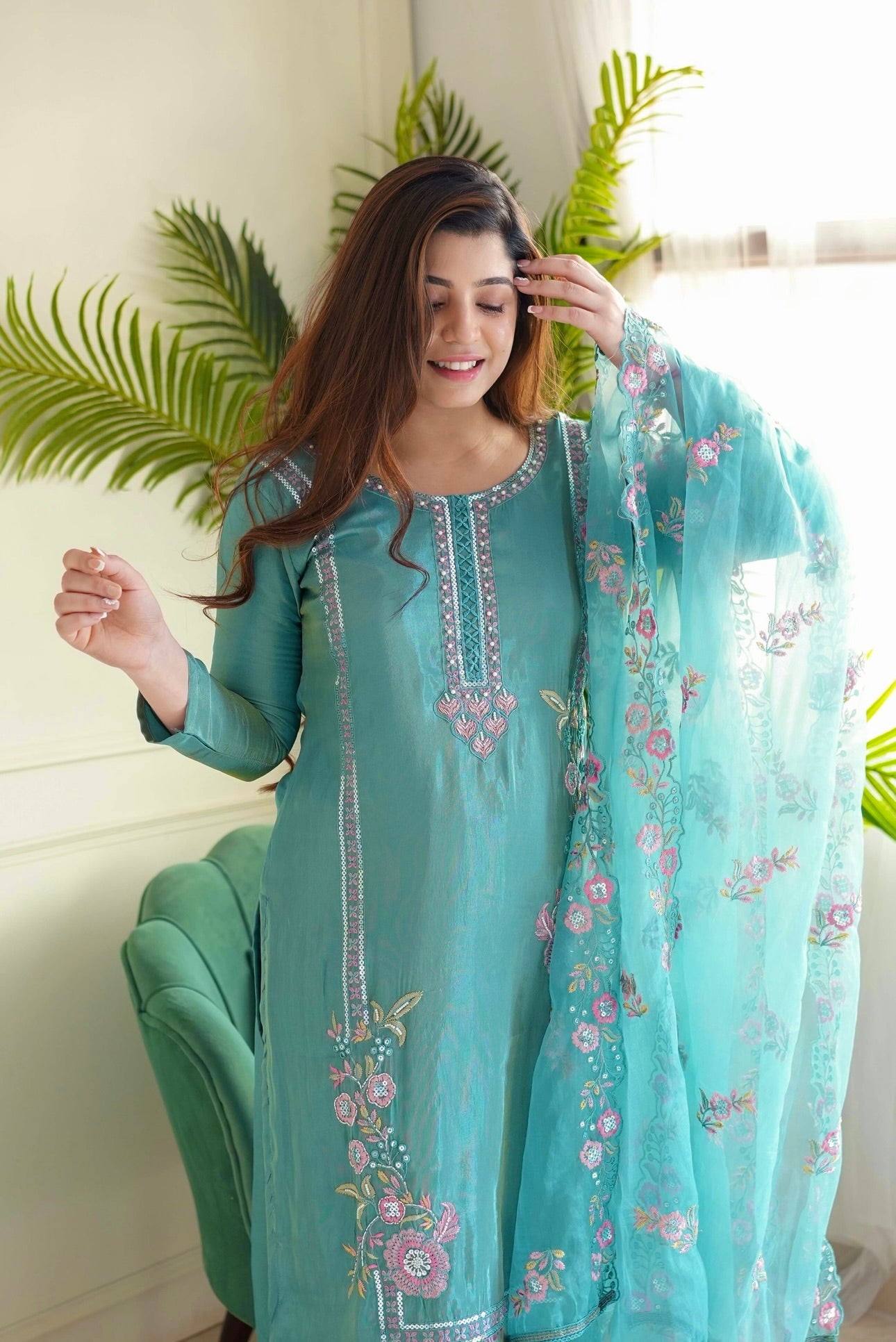 कढ़ाई धागे और सेक्विन वर्क के साथ डिज़ाइनर पार्टी वियर सूट सेट