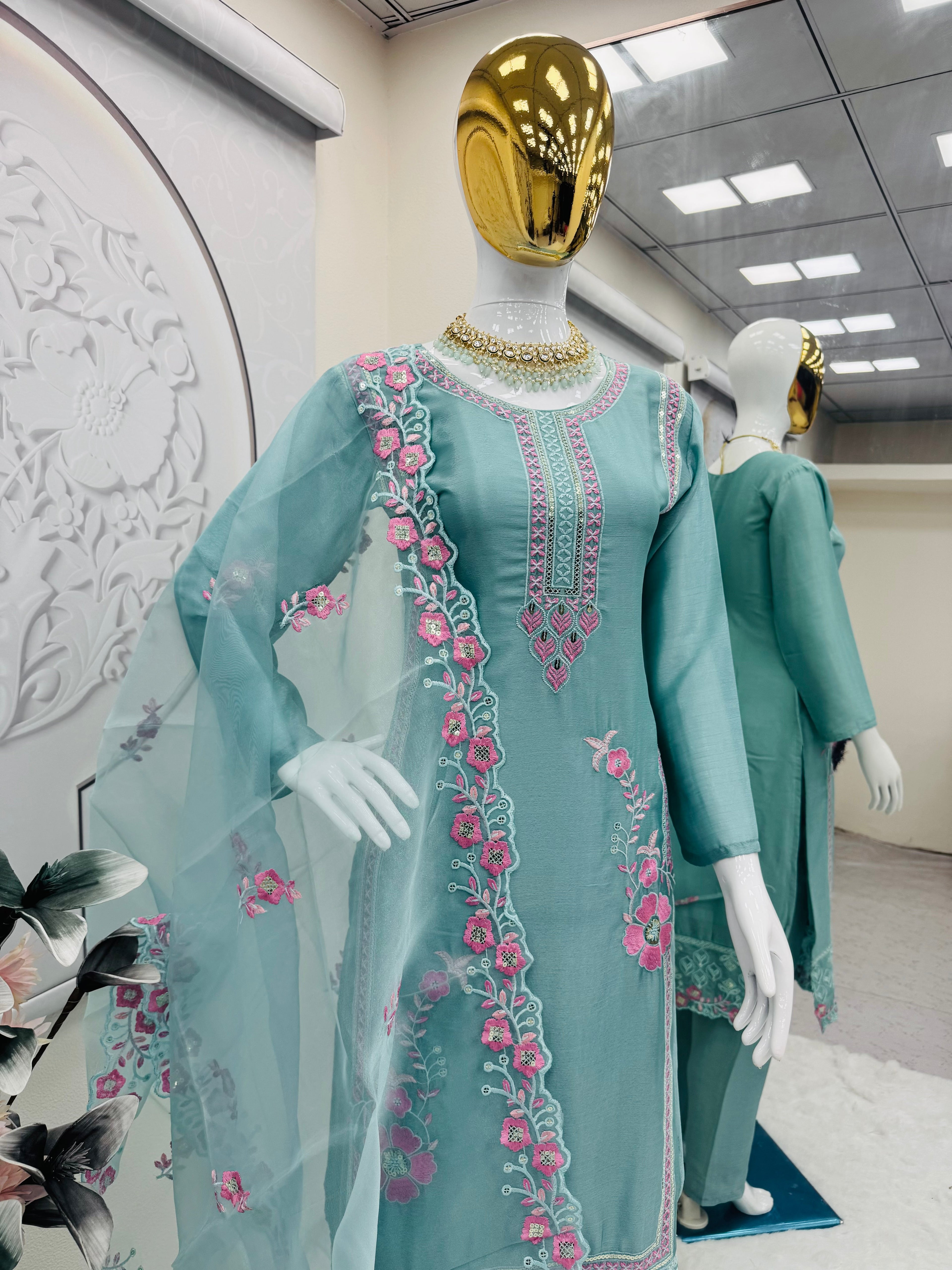 कढ़ाई धागे और सेक्विन वर्क के साथ डिज़ाइनर पार्टी वियर सूट सेट