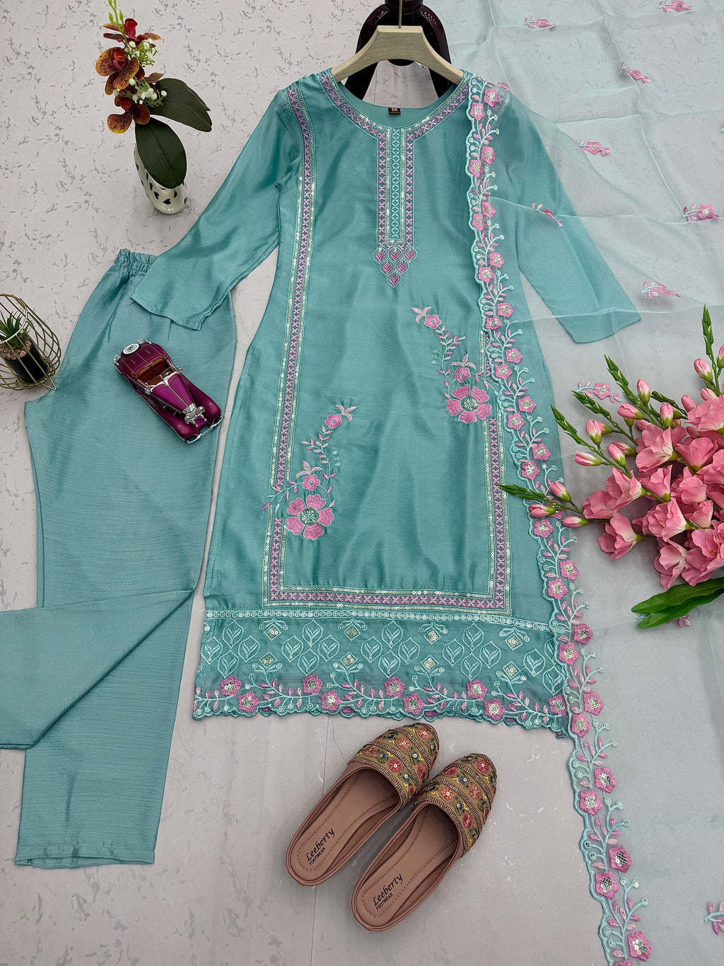 कढ़ाई धागे और सेक्विन वर्क के साथ डिज़ाइनर पार्टी वियर सूट सेट