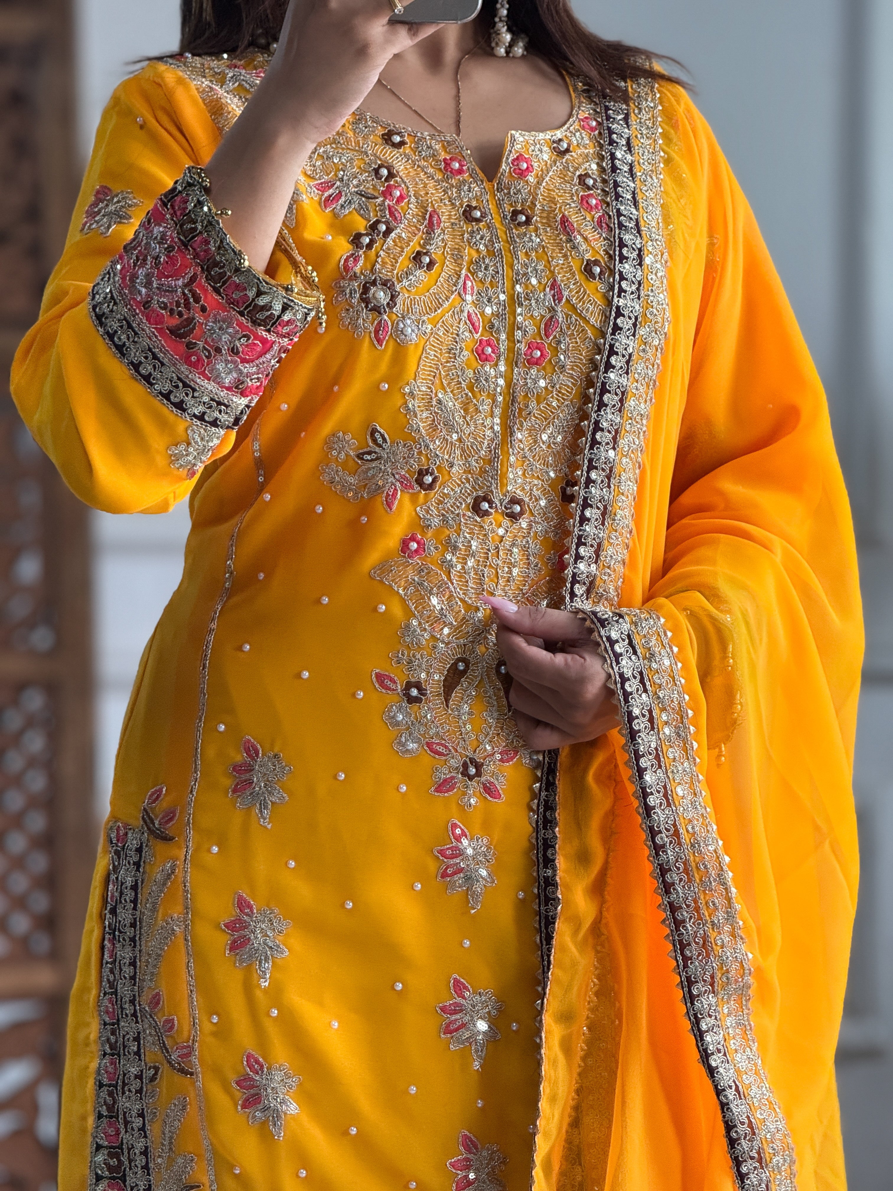 पार्टी वियर डिज़ाइनर टॉप-बॉटम और खूबसूरत दुपट्टा