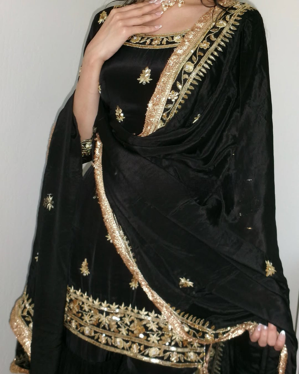 कढ़ाई अनुक्रम कार्य के साथ पार्टी पहनने सुंदर सूट