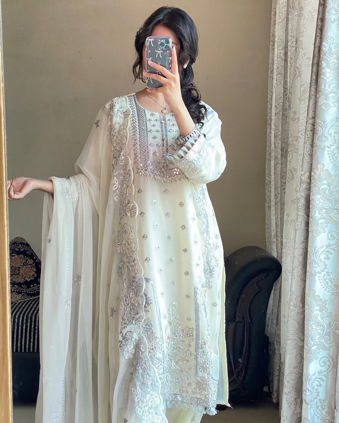 कढ़ाई के काम के साथ डिज़ाइनर टॉप-बॉटम और दुपट्टा