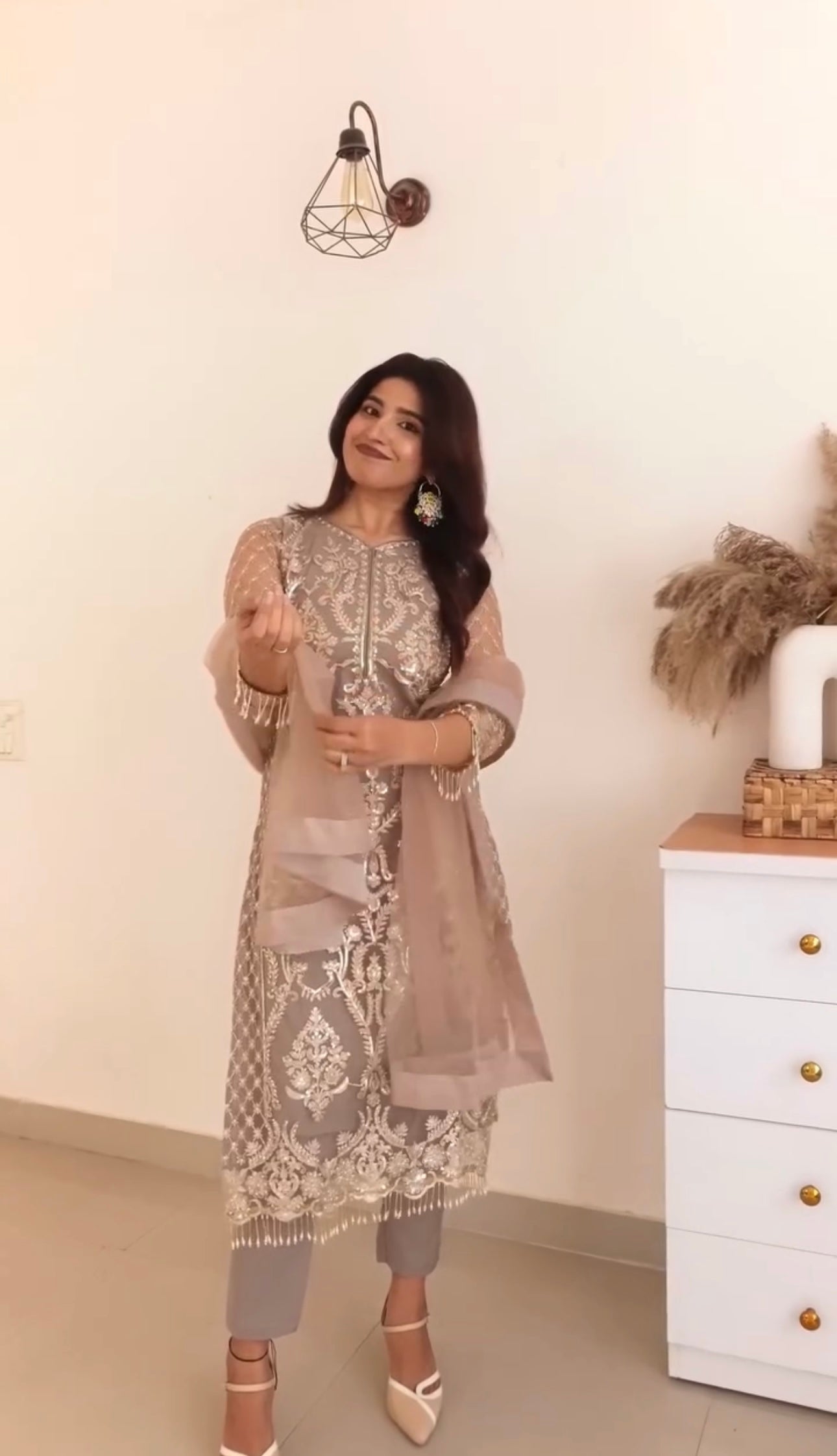 डिज़ाइनर पार्टी वियर टॉप पेंट और फैंसी लेस के साथ दुपट्टा