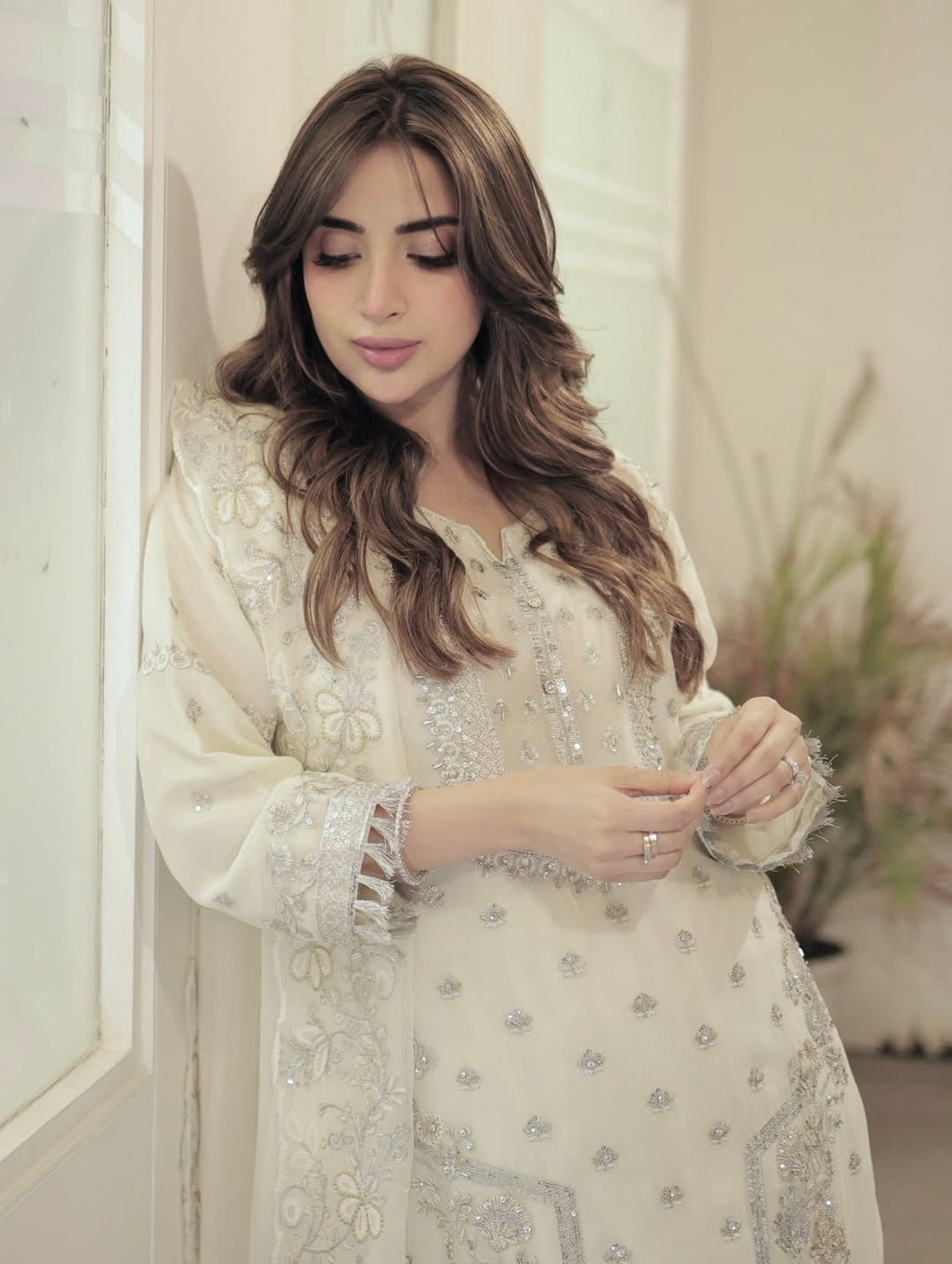 कढ़ाई के काम के साथ डिज़ाइनर टॉप-बॉटम और दुपट्टा