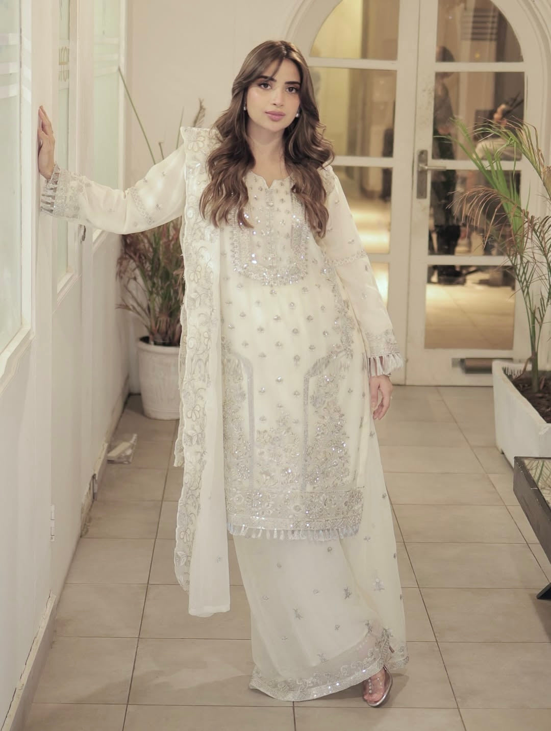 कढ़ाई के काम के साथ डिज़ाइनर टॉप-बॉटम और दुपट्टा