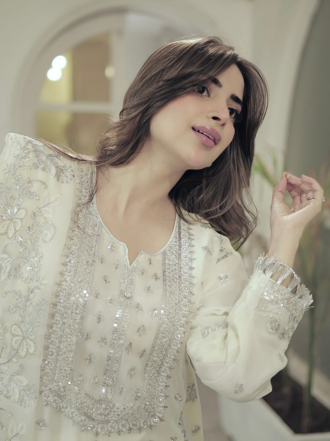 कढ़ाई के काम के साथ डिज़ाइनर टॉप-बॉटम और दुपट्टा