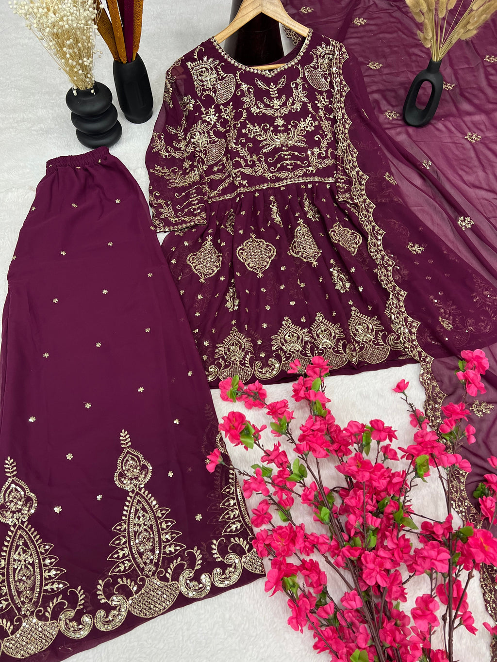 पार्टी में पहनने के लिए सुंदर टॉप और बॉटम फैंसी दुपट्टे के साथ