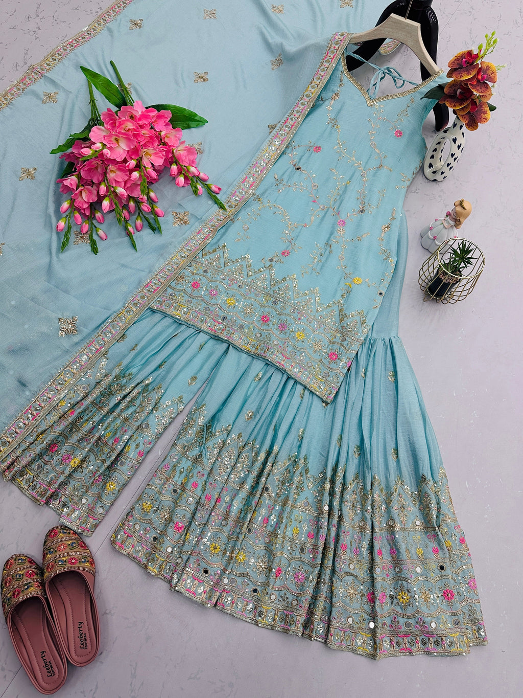 कढ़ाई धागे के काम के साथ डिजाइनर पार्टी वियर लुक सूट सेट