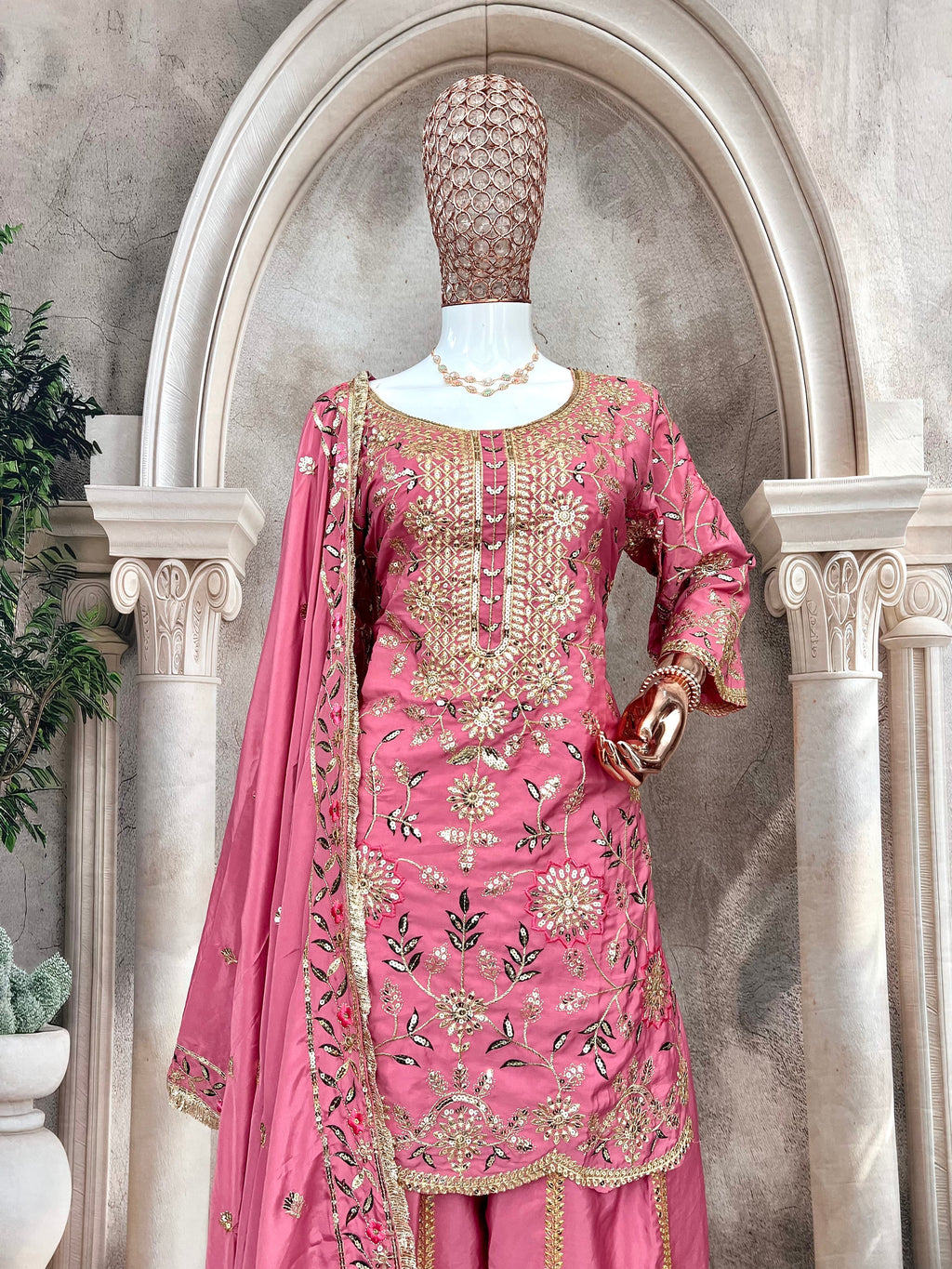 पार्टी में पहनने के लिए सुंदर टॉप और बॉटम दुपट्टे के साथ