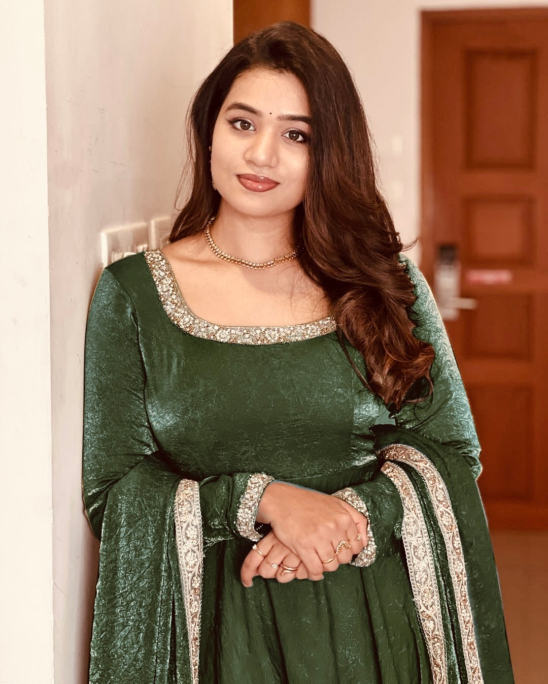 डिज़ाइनर पार्टी वियर लुक गाउन-दुपट्टा मल्टी थ्रेड एम्ब्रॉयडरी सीक्वेंस वर्क के साथ