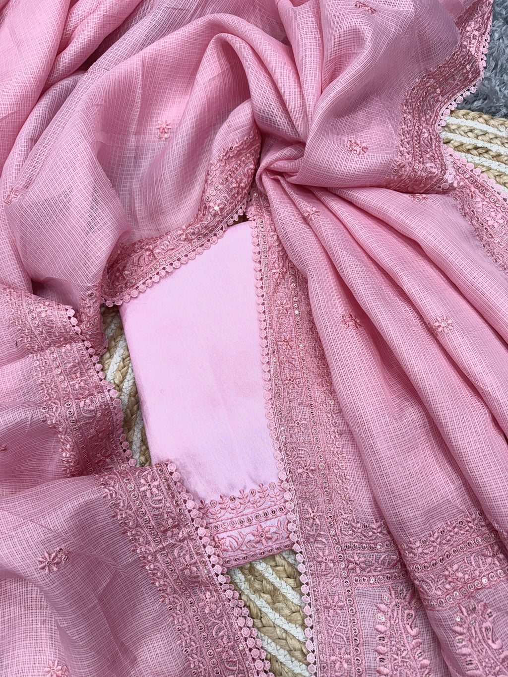 अनुक्रम और धागे की कढ़ाई के काम के साथ डिजाइनर साड़ी