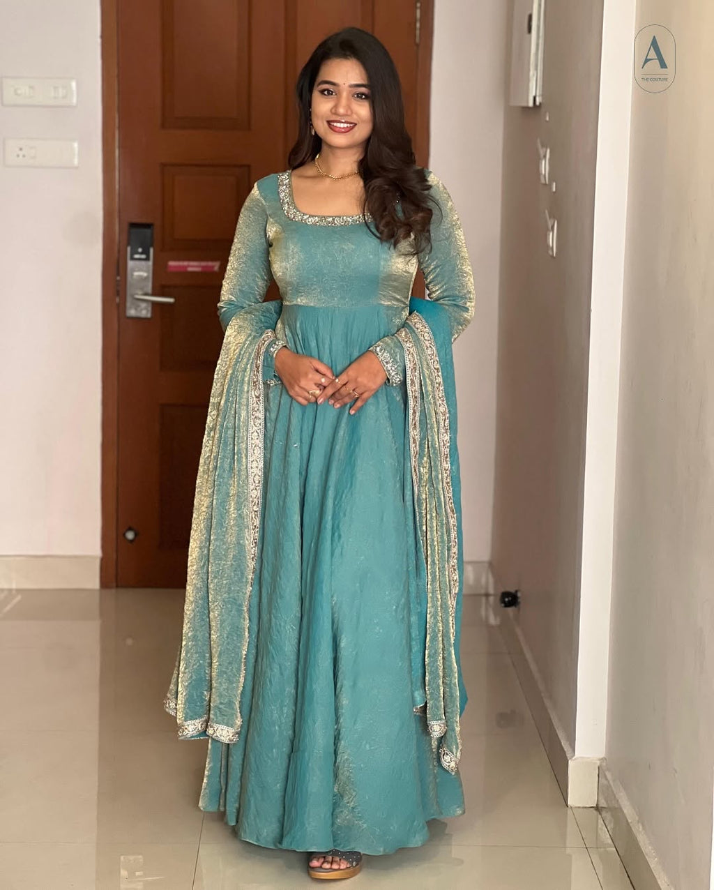 डिज़ाइनर पार्टी वियर लुक गाउन-दुपट्टा मल्टी थ्रेड एम्ब्रॉयडरी सीक्वेंस वर्क के साथ