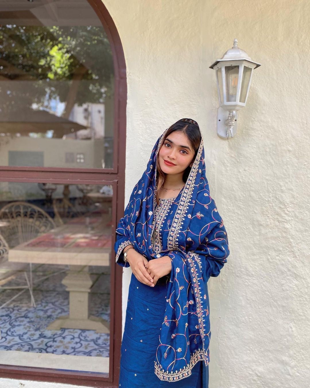 कढ़ाई के काम के साथ पार्टी वियर टॉप प्लाज़ो और दुपट्टा