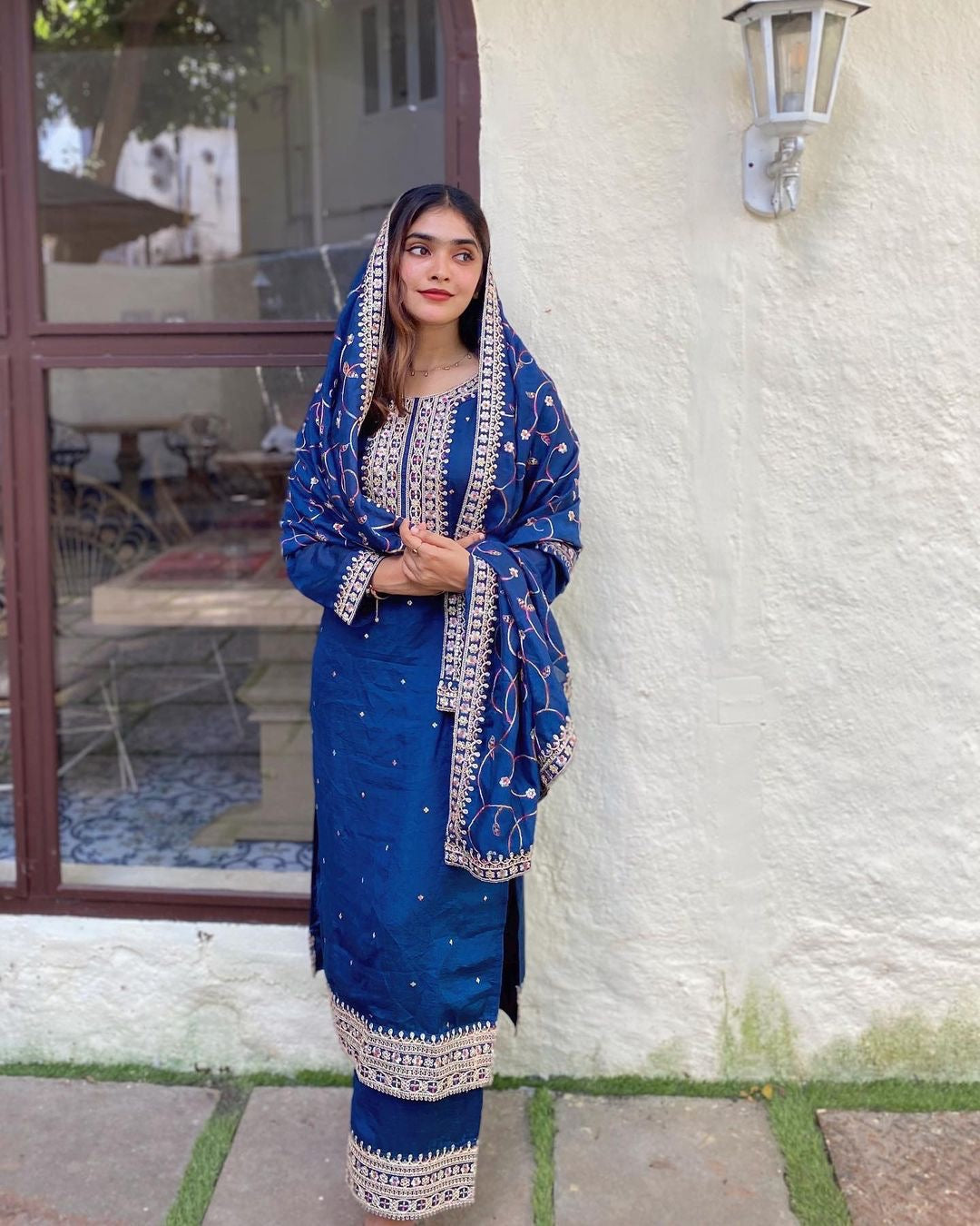 कढ़ाई के काम के साथ पार्टी वियर टॉप प्लाज़ो और दुपट्टा