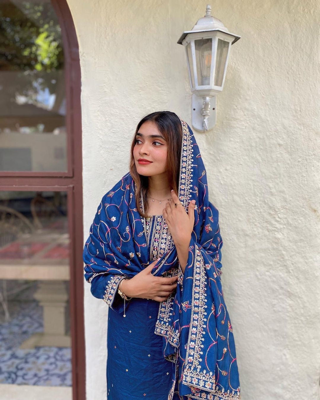 कढ़ाई के काम के साथ पार्टी वियर टॉप प्लाज़ो और दुपट्टा