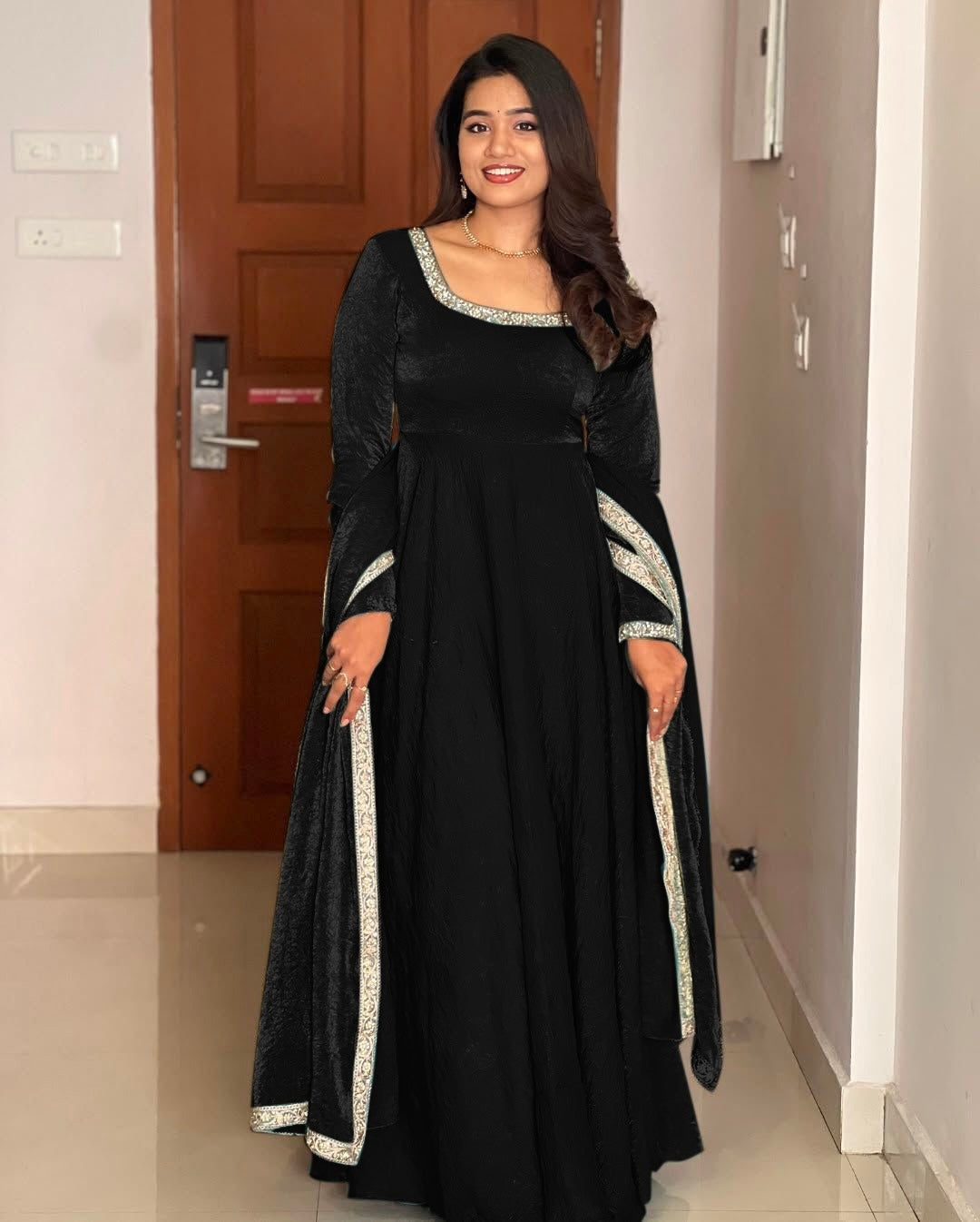 डिज़ाइनर पार्टी वियर लुक गाउन-दुपट्टा मल्टी थ्रेड एम्ब्रॉयडरी सीक्वेंस वर्क के साथ