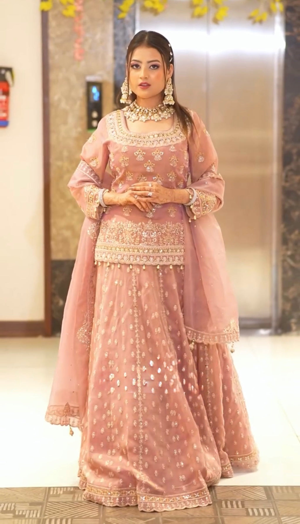 कढ़ाई अनुक्रम कार्य के साथ पार्टी पहनने शीर्ष नीचे और दुपट्टा