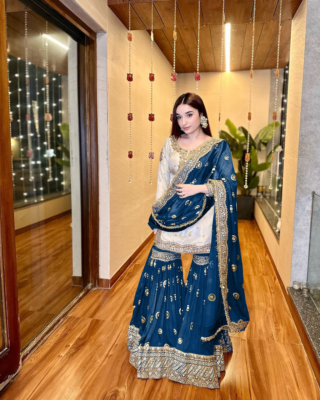 पार्टी वियर खूबसूरत टॉप शरारा और दुपट्टे के साथ