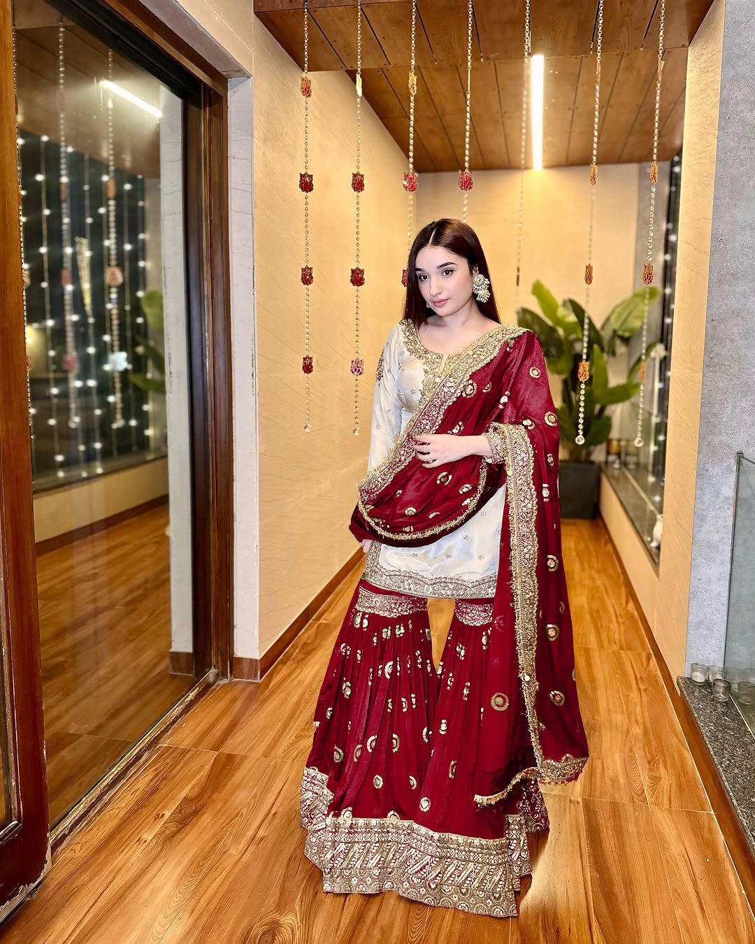 पार्टी वियर खूबसूरत टॉप शरारा और दुपट्टे के साथ