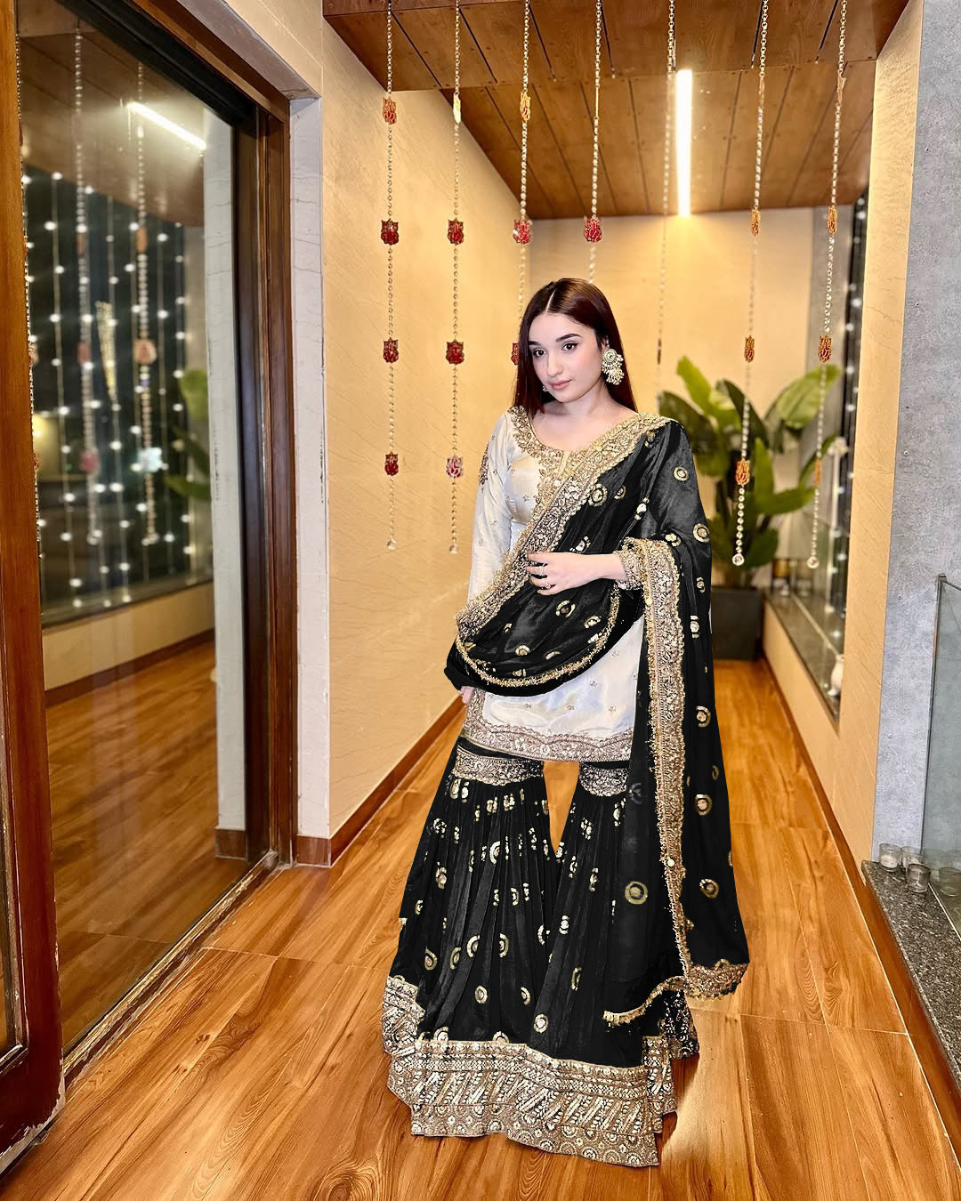 पार्टी वियर खूबसूरत टॉप शरारा और दुपट्टे के साथ