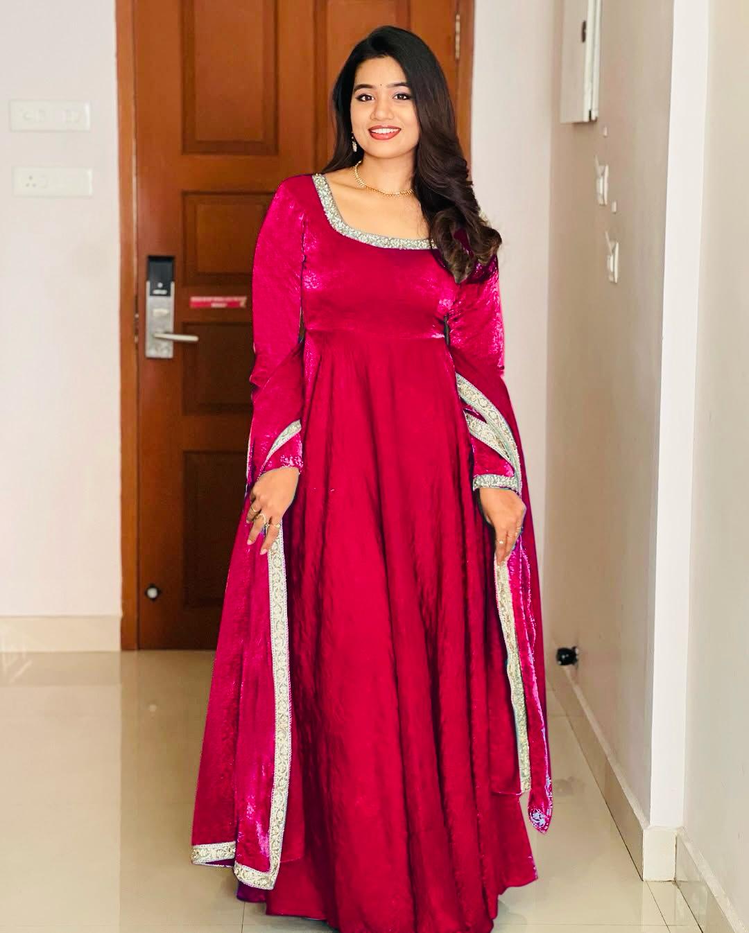 डिज़ाइनर पार्टी वियर लुक गाउन-दुपट्टा मल्टी थ्रेड एम्ब्रॉयडरी सीक्वेंस वर्क के साथ