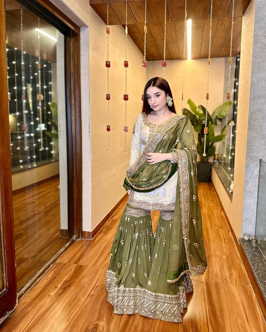 पार्टी वियर खूबसूरत टॉप शरारा और दुपट्टे के साथ