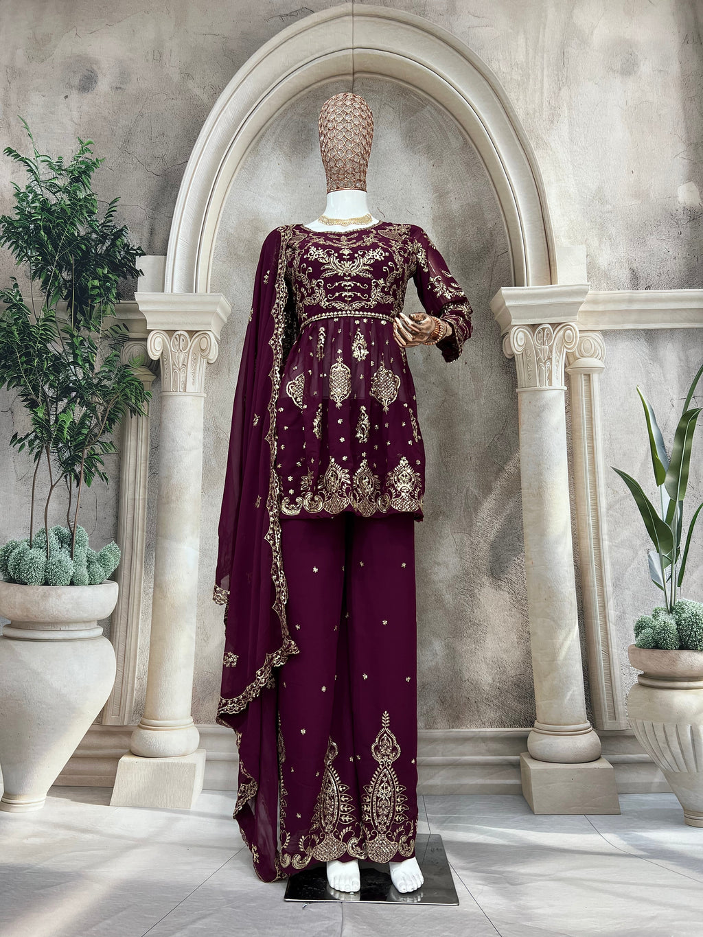 पार्टी में पहनने के लिए सुंदर टॉप और बॉटम फैंसी दुपट्टे के साथ