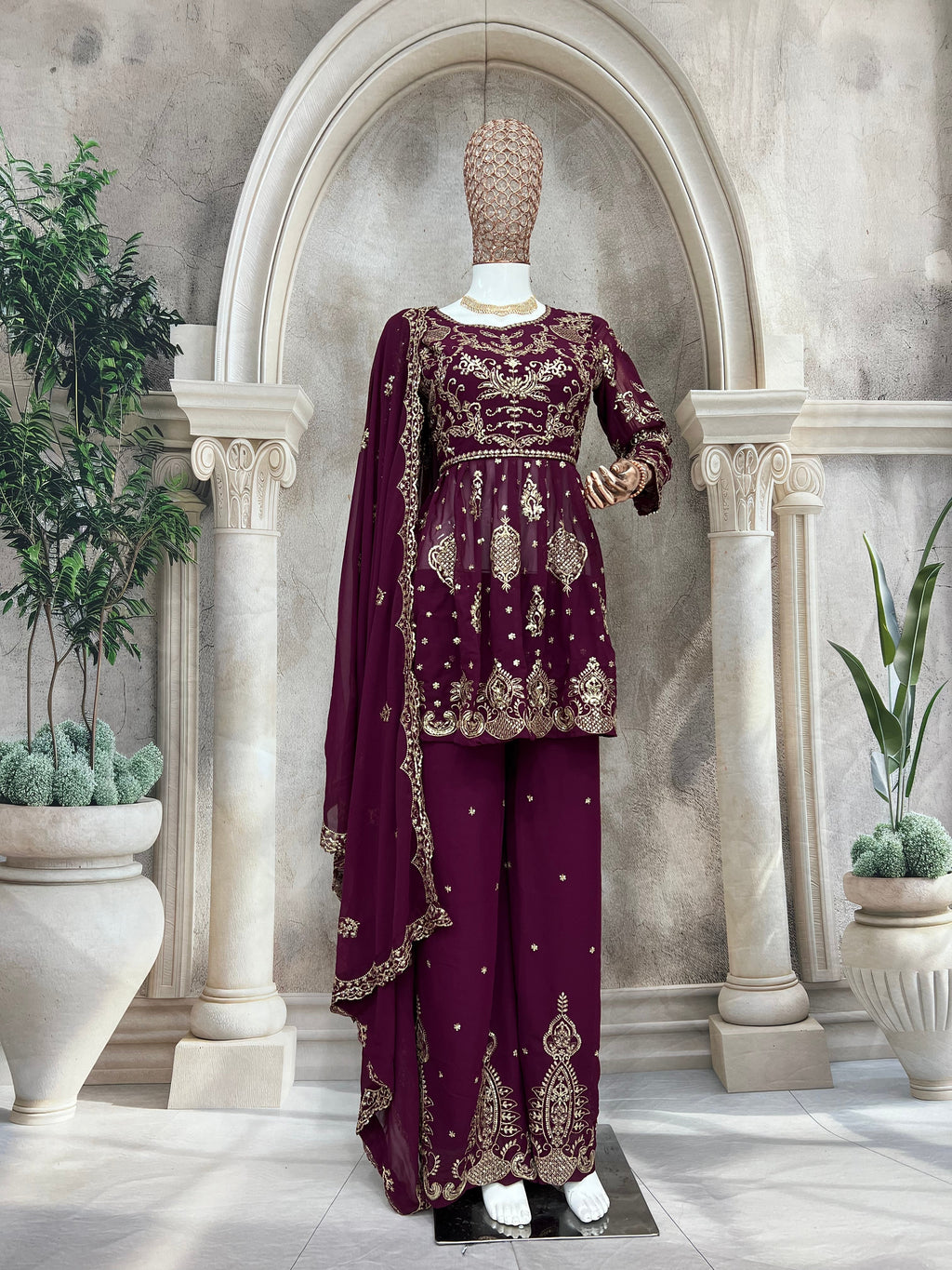 पार्टी में पहनने के लिए सुंदर टॉप और बॉटम फैंसी दुपट्टे के साथ