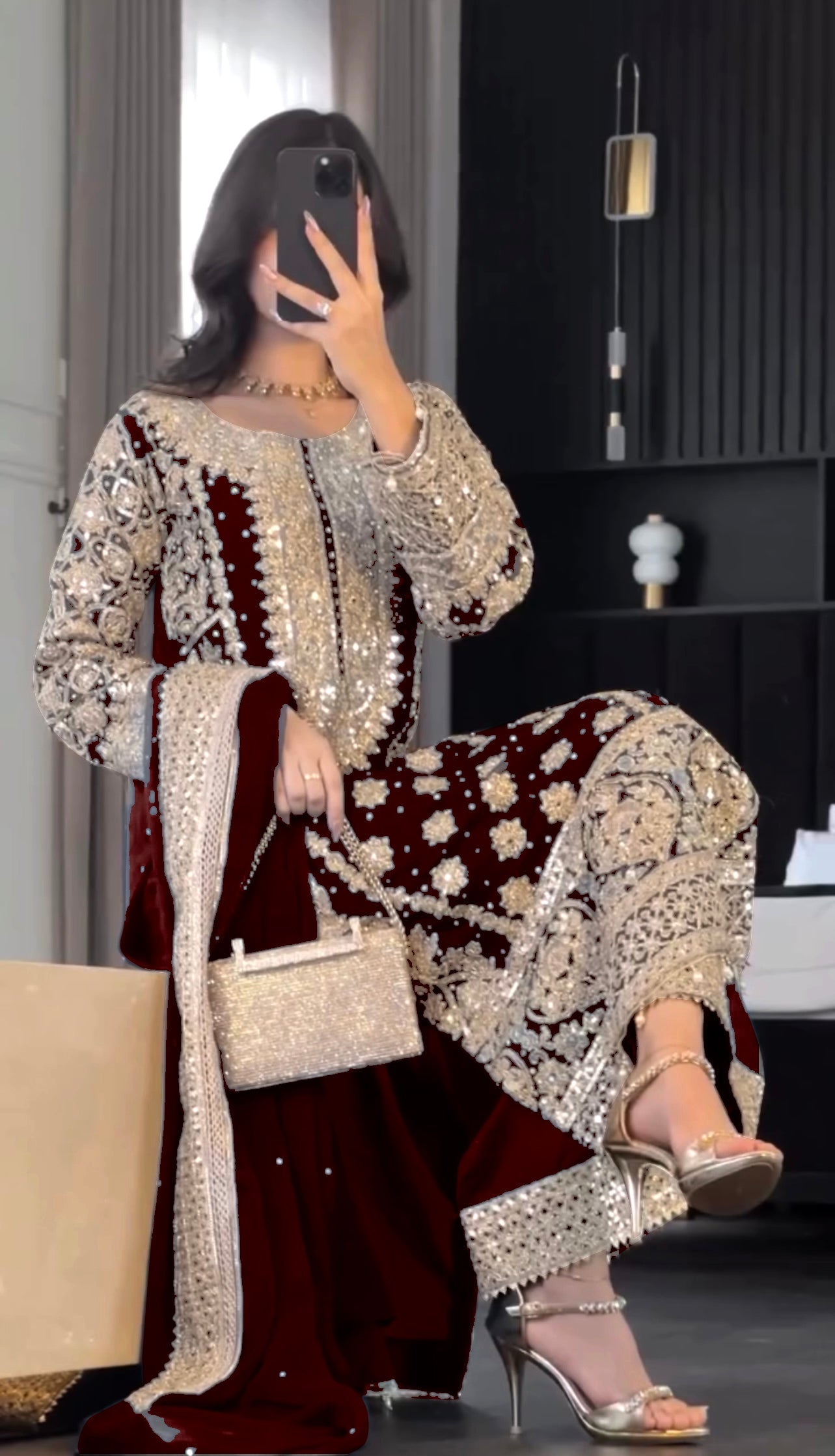 भारी कढ़ाई अनुक्रम कार्य के साथ फैंसी टॉप-बॉटम और दुपट्टा