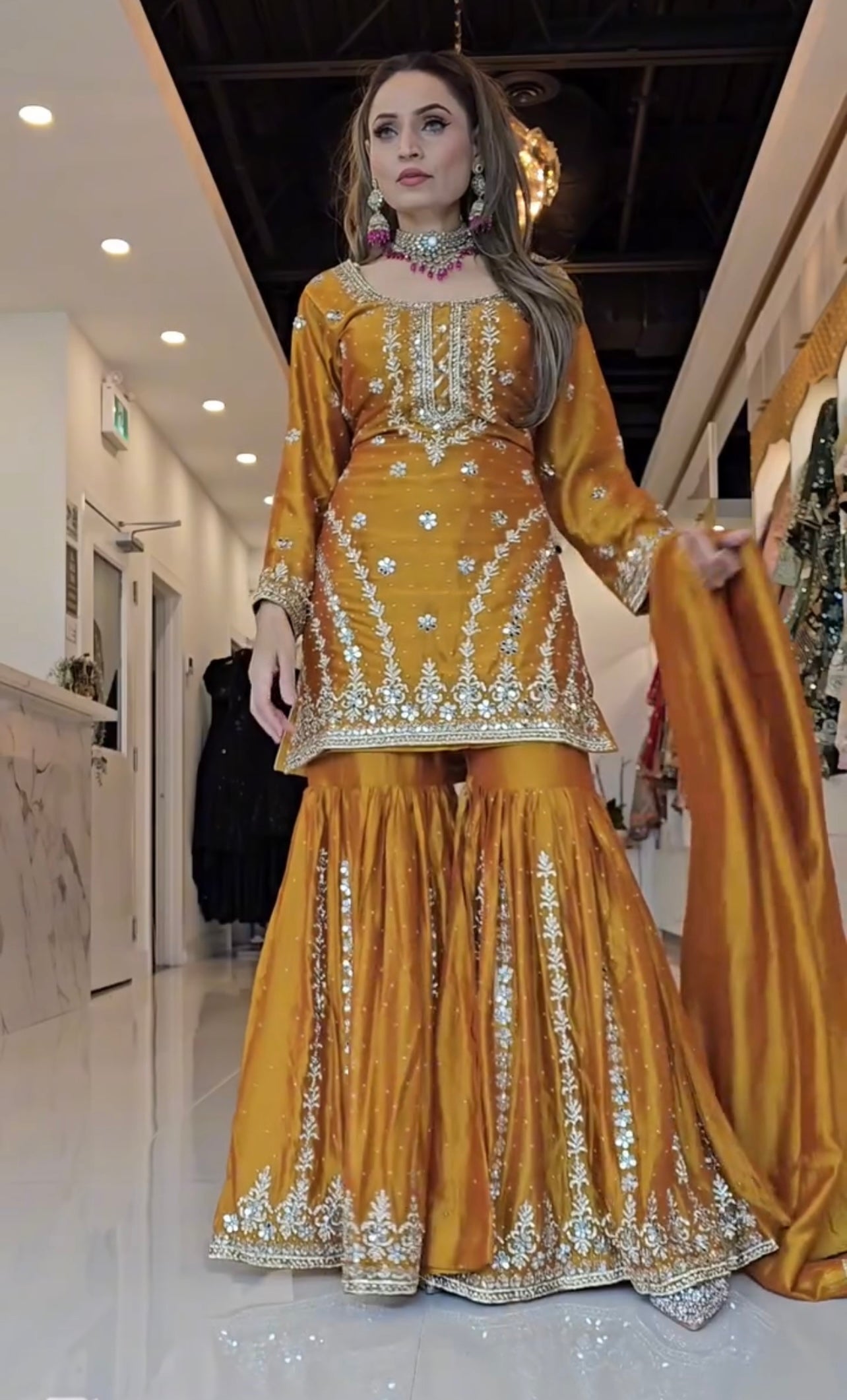 फैंसी बॉर्डर और लेस वर्क के साथ कढ़ाई वाला डिज़ाइनर सूट सेट