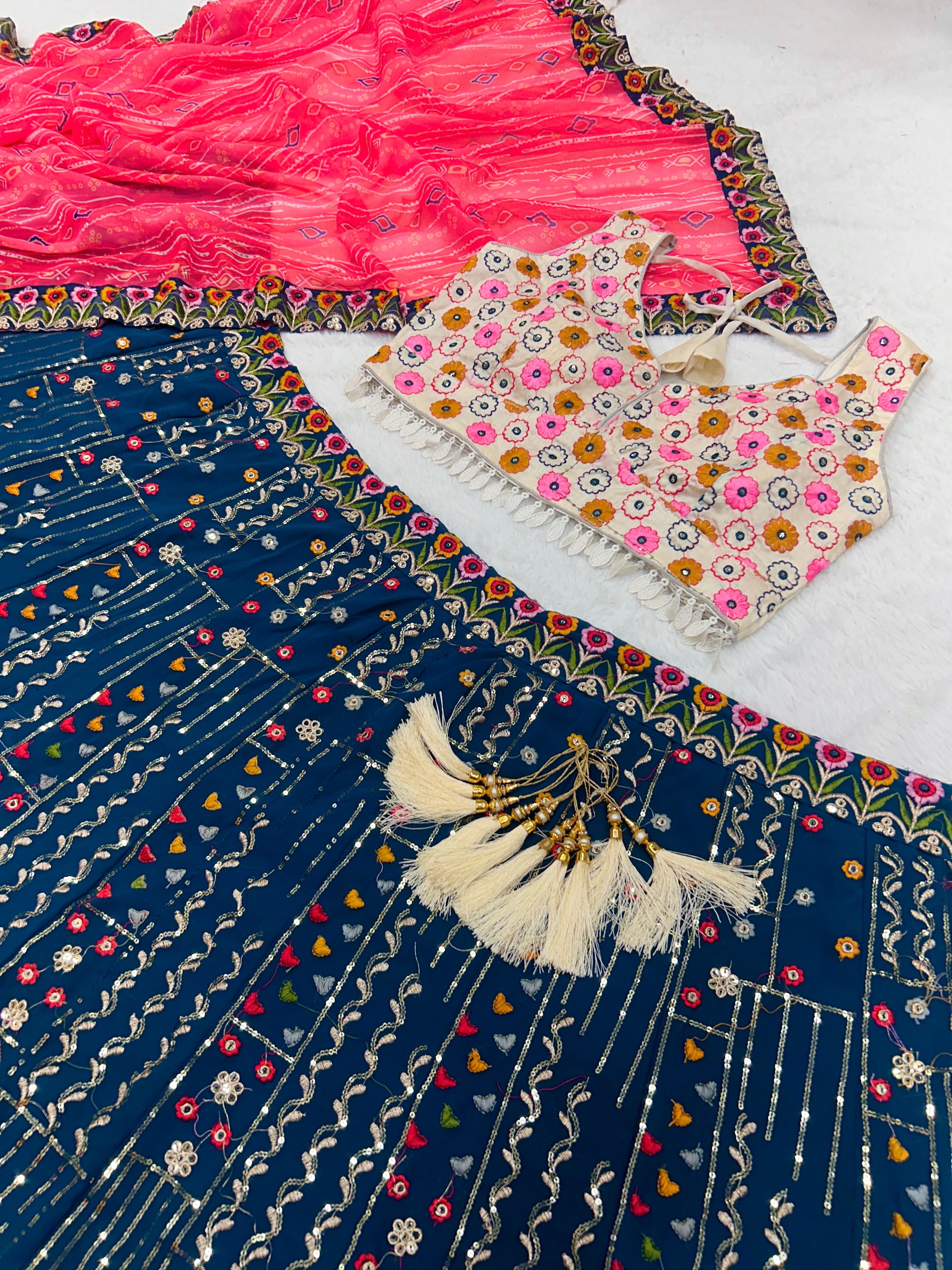 कढ़ाई के काम के साथ पार्टी वियर डिज़ाइनर लहंगा चोली