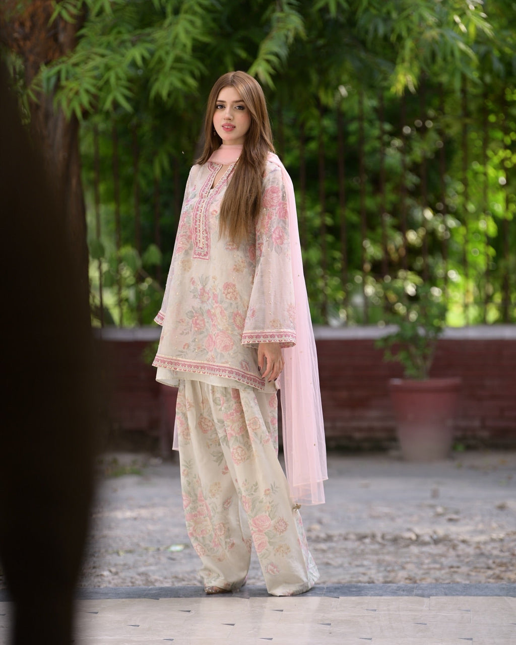 डिज़ाइनर पार्टी वियर लुक टॉप और पलाज़ो दुपट्टा सेट के साथ