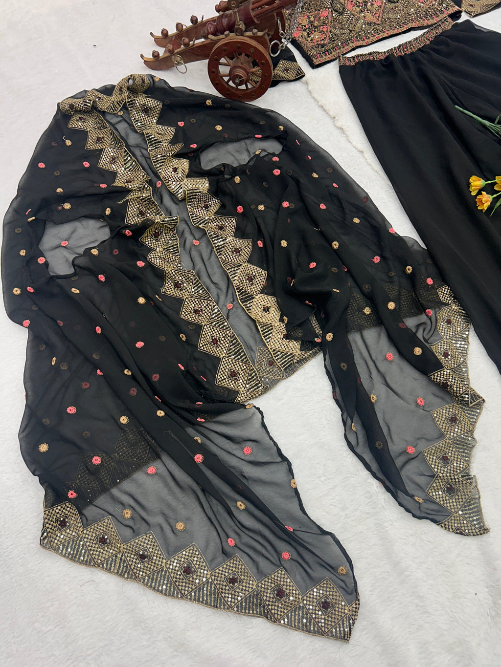 पार्टी वियर डिज़ाइनर चोली-प्लाज़ो और खूबसूरत कोटी