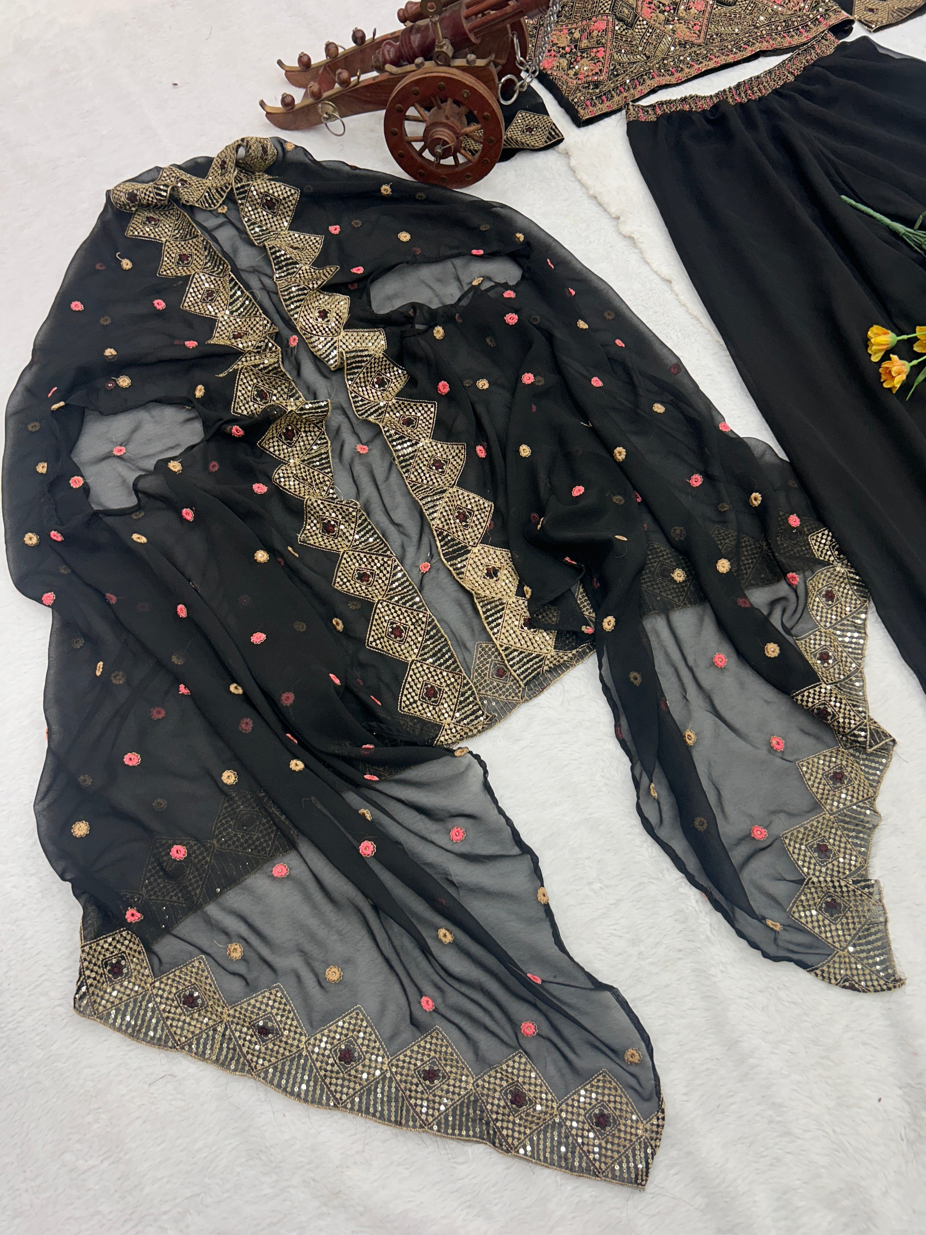 पार्टी वियर डिज़ाइनर चोली-प्लाज़ो और खूबसूरत कोटी