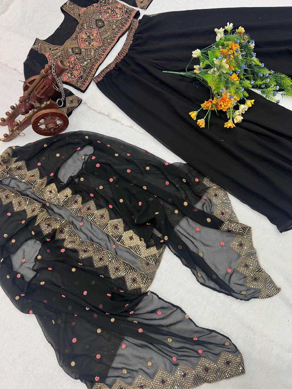 पार्टी वियर डिज़ाइनर चोली-प्लाज़ो और खूबसूरत कोटी