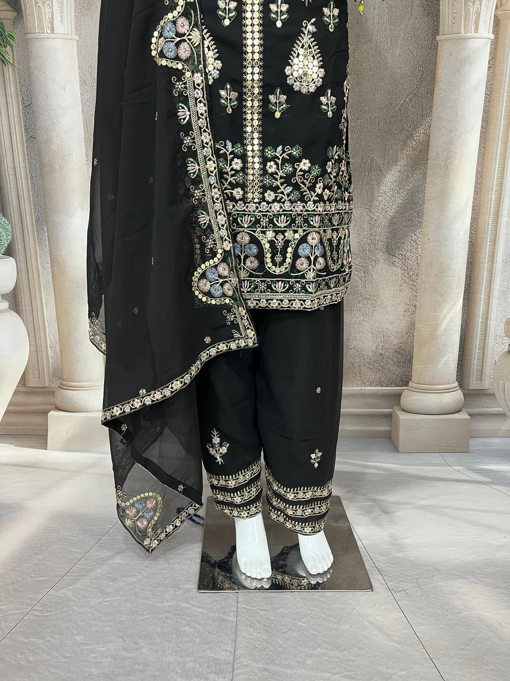 मल्टी नीडल सेक्विन कढ़ाई वर्क के साथ डिज़ाइनर सूट सेट