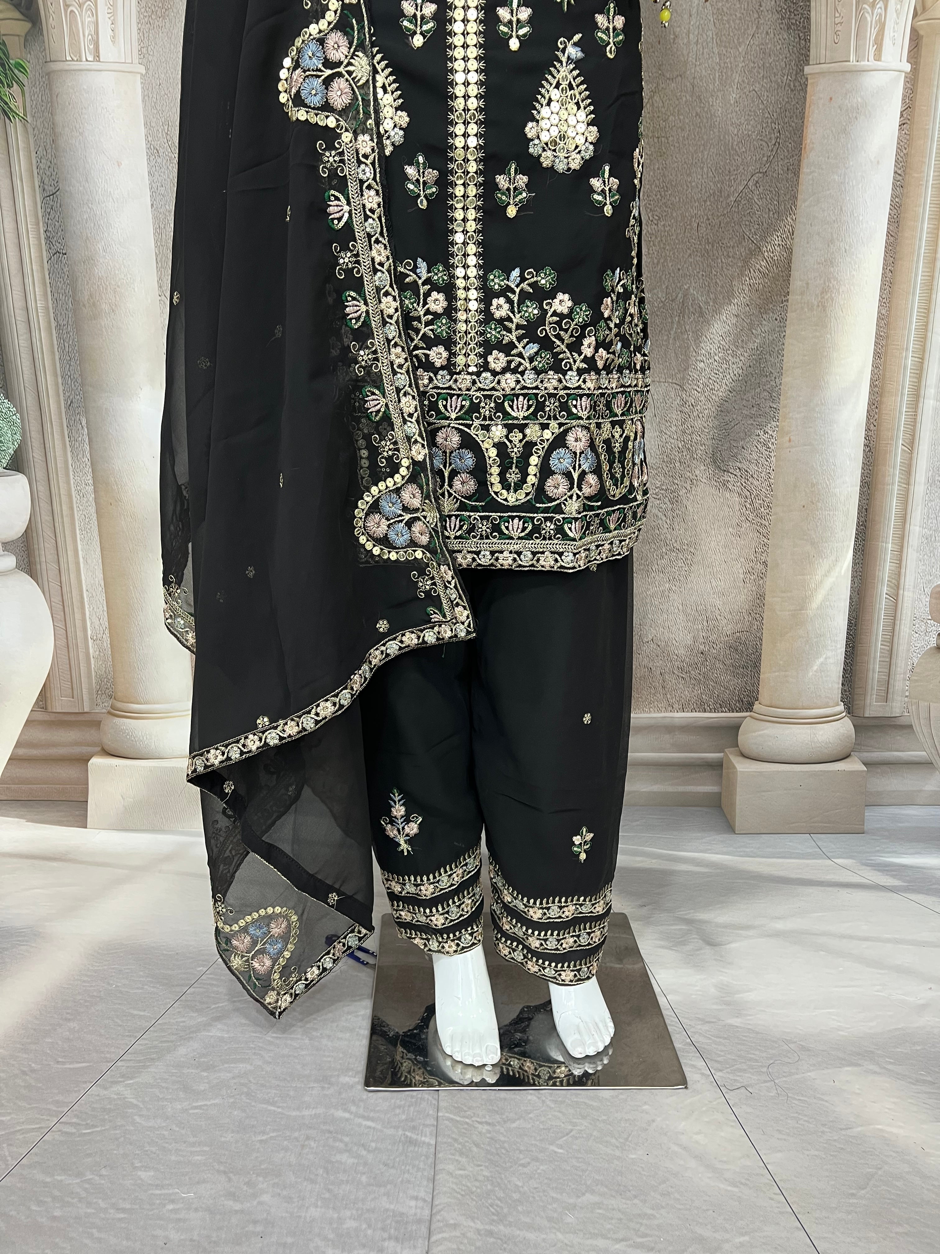 मल्टी नीडल सेक्विन कढ़ाई वर्क के साथ डिज़ाइनर सूट सेट