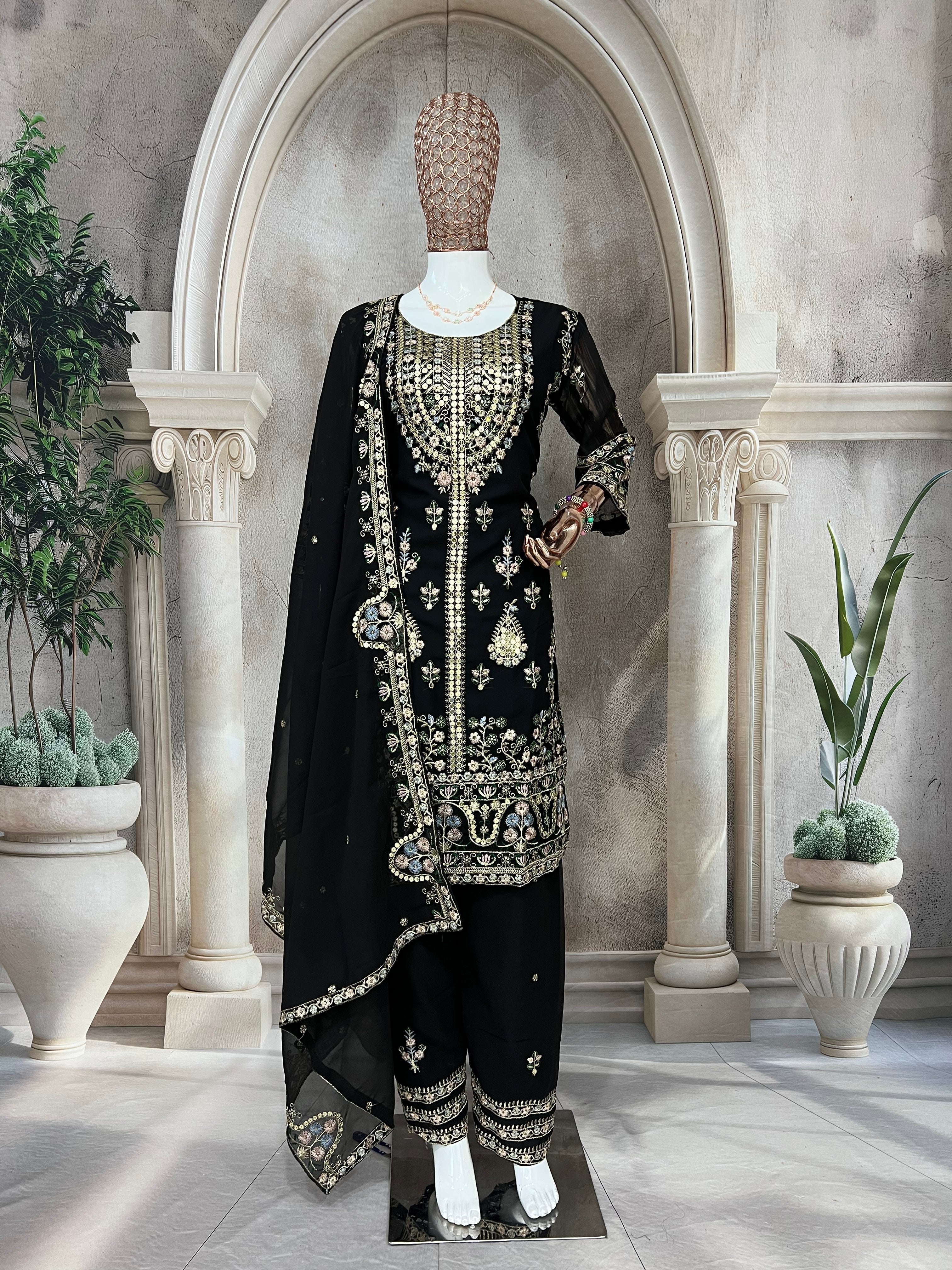 मल्टी नीडल सेक्विन कढ़ाई वर्क के साथ डिज़ाइनर सूट सेट