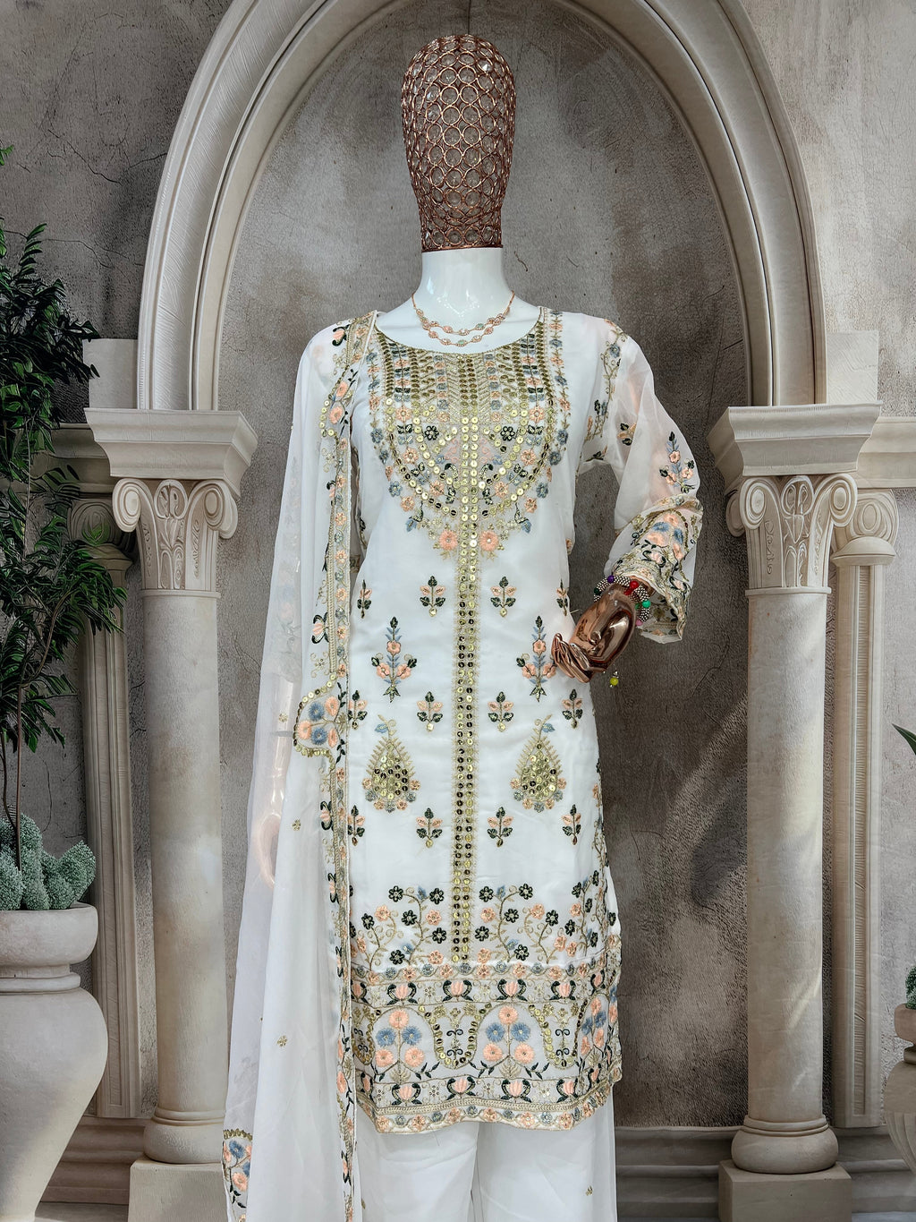 मल्टी नीडल सेक्विन कढ़ाई वर्क के साथ डिज़ाइनर सूट सेट