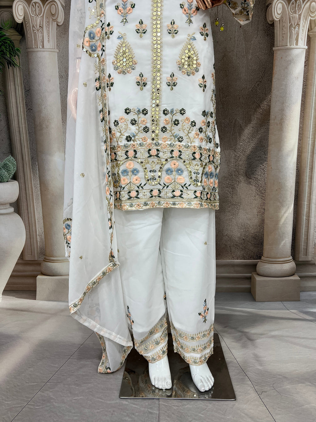 मल्टी नीडल सेक्विन कढ़ाई वर्क के साथ डिज़ाइनर सूट सेट