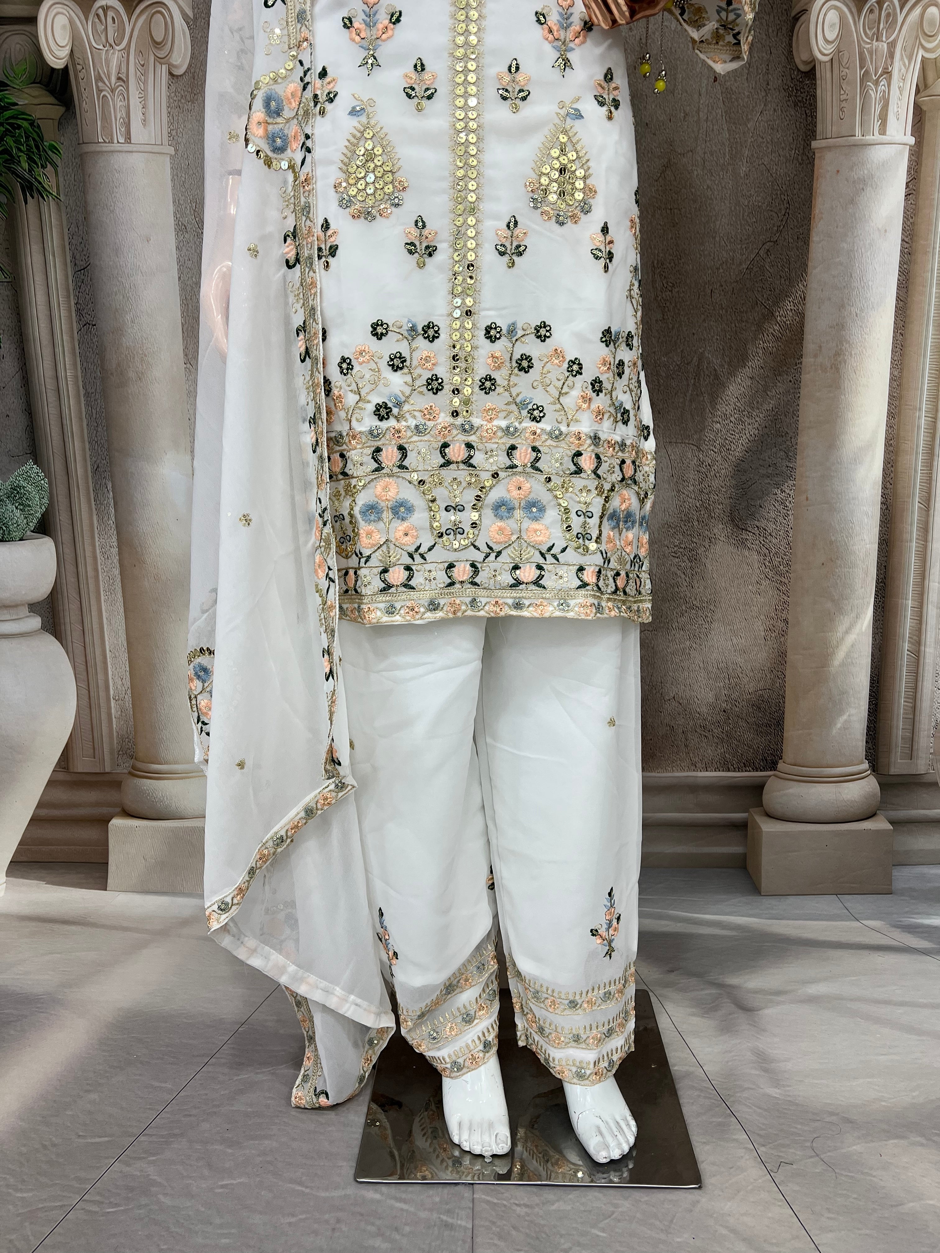 मल्टी नीडल सेक्विन कढ़ाई वर्क के साथ डिज़ाइनर सूट सेट