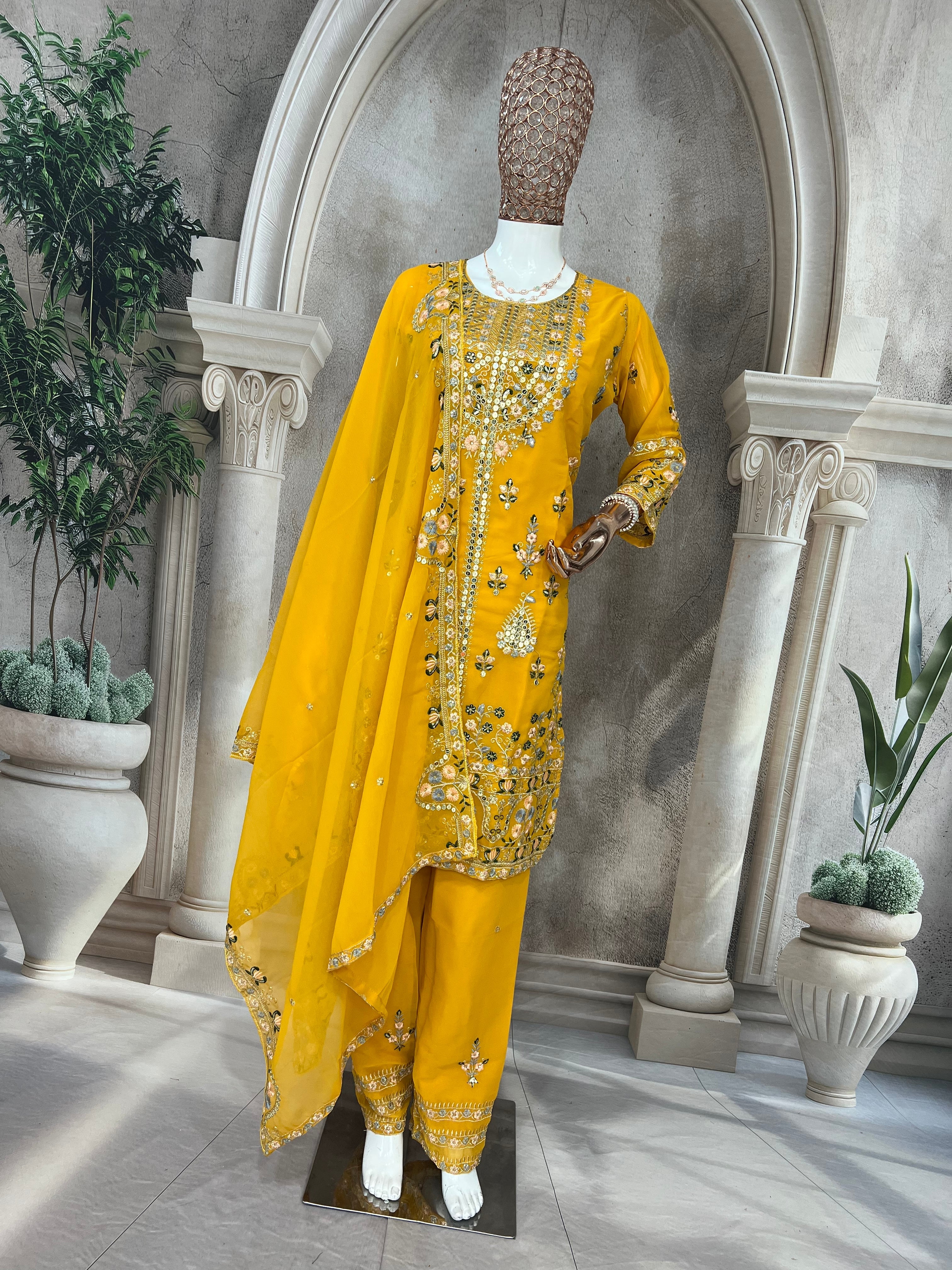 मल्टी नीडल सेक्विन कढ़ाई वर्क के साथ डिज़ाइनर सूट सेट