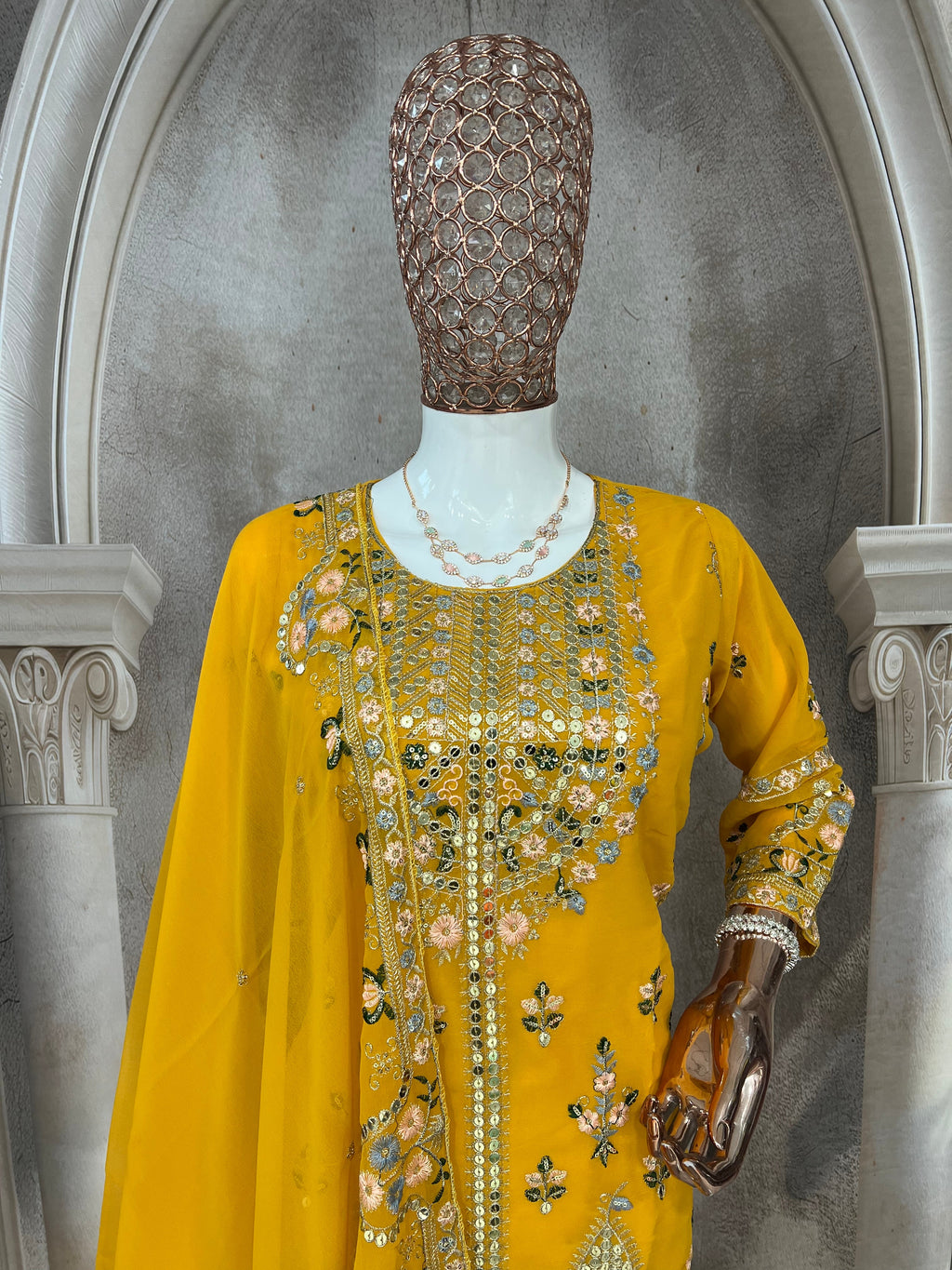 मल्टी नीडल सेक्विन कढ़ाई वर्क के साथ डिज़ाइनर सूट सेट