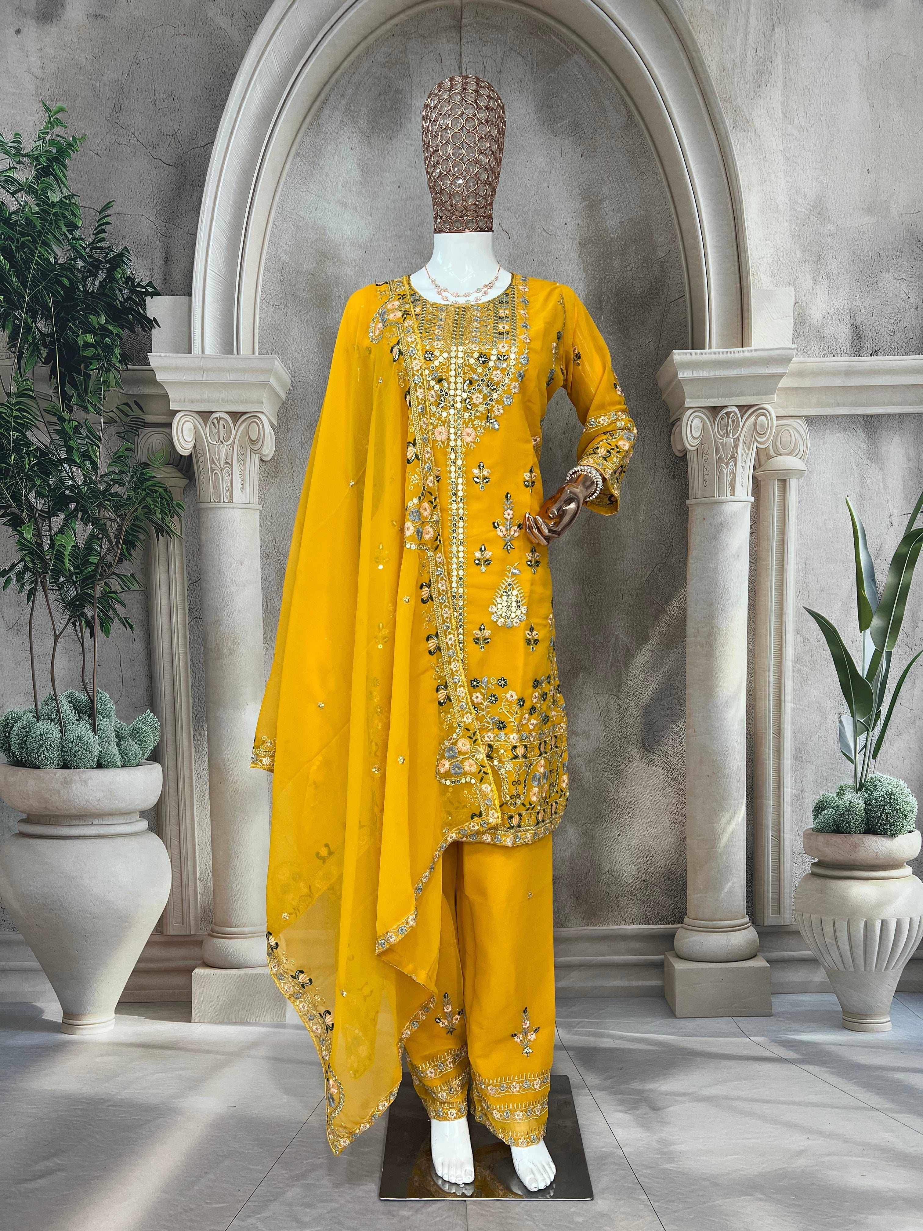 मल्टी नीडल सेक्विन कढ़ाई वर्क के साथ डिज़ाइनर सूट सेट