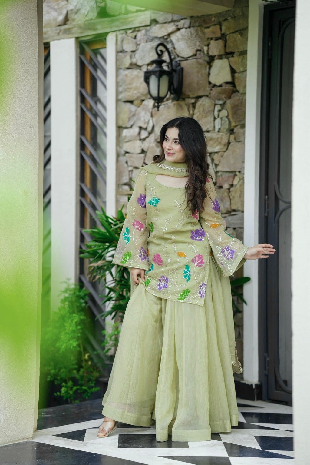 कढ़ाई, सेक्विन और कोडिंग वर्क के साथ डिज़ाइनर पार्टी वियर लुक सूट-सेट