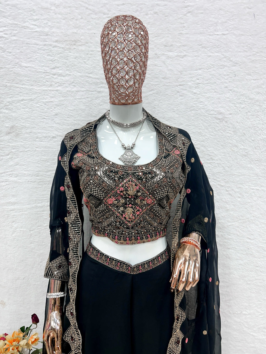 पार्टी वियर डिज़ाइनर चोली-प्लाज़ो और खूबसूरत कोटी