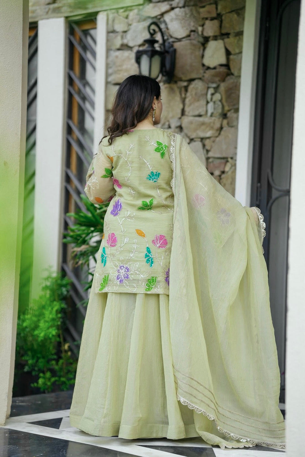 कढ़ाई, सेक्विन और कोडिंग वर्क के साथ डिज़ाइनर पार्टी वियर लुक सूट-सेट