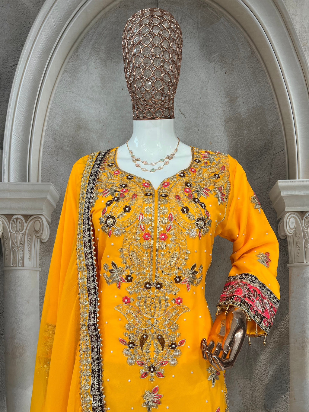 पार्टी वियर डिज़ाइनर टॉप-बॉटम और खूबसूरत दुपट्टा